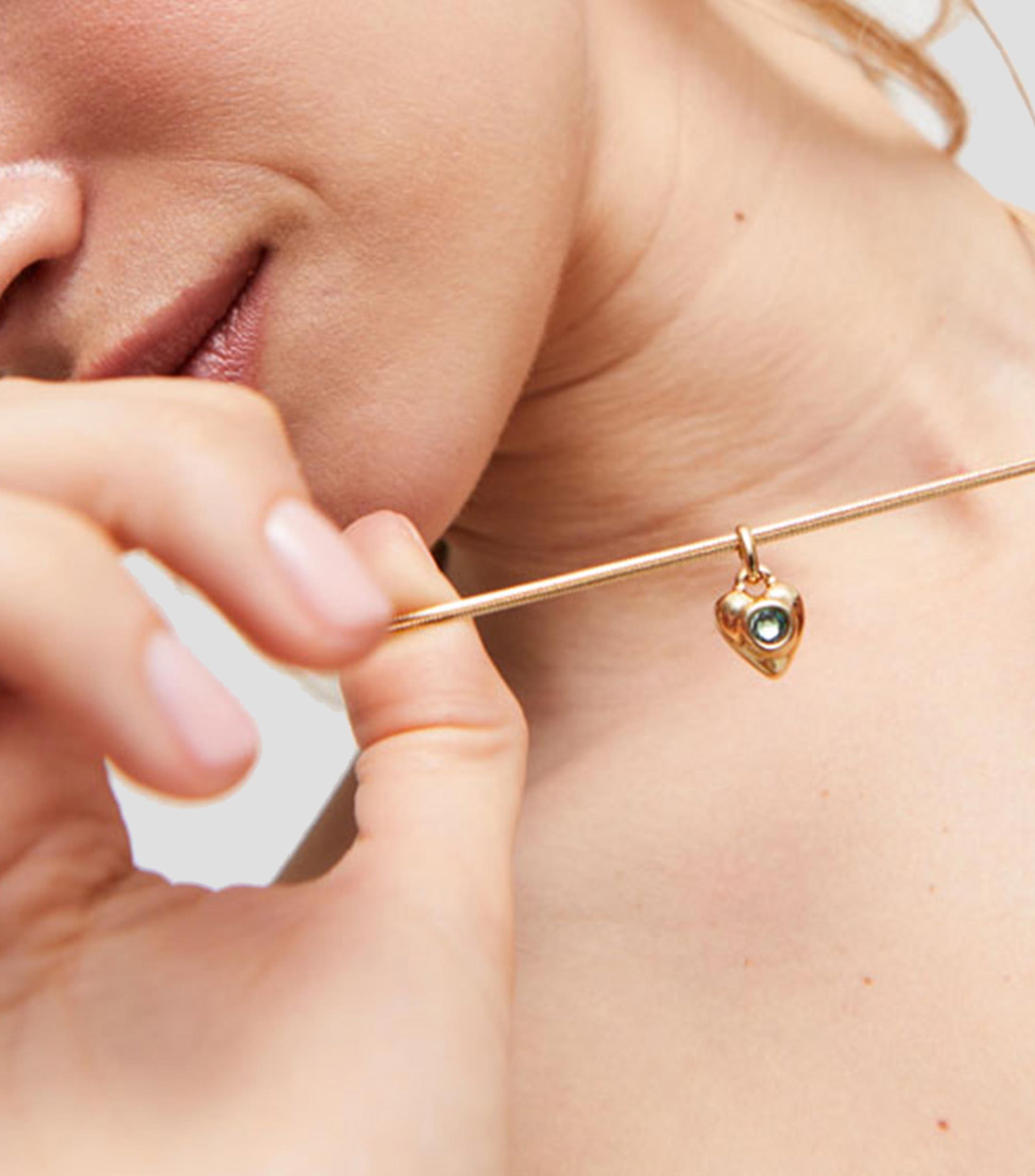 Charm con cristal verde Mujer