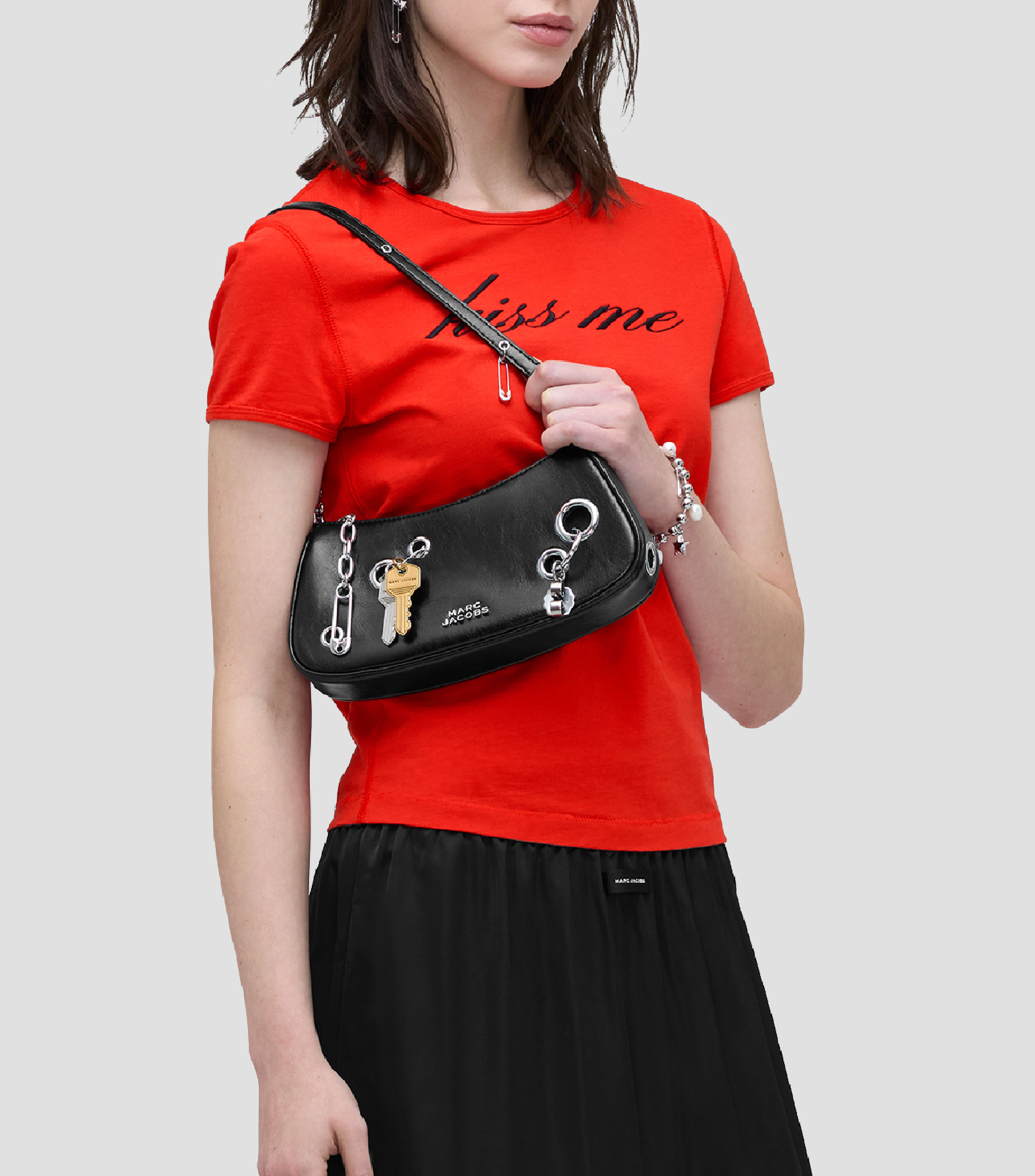 Bolsa shoulder negra en piel Grommet Charm lisa Mujer