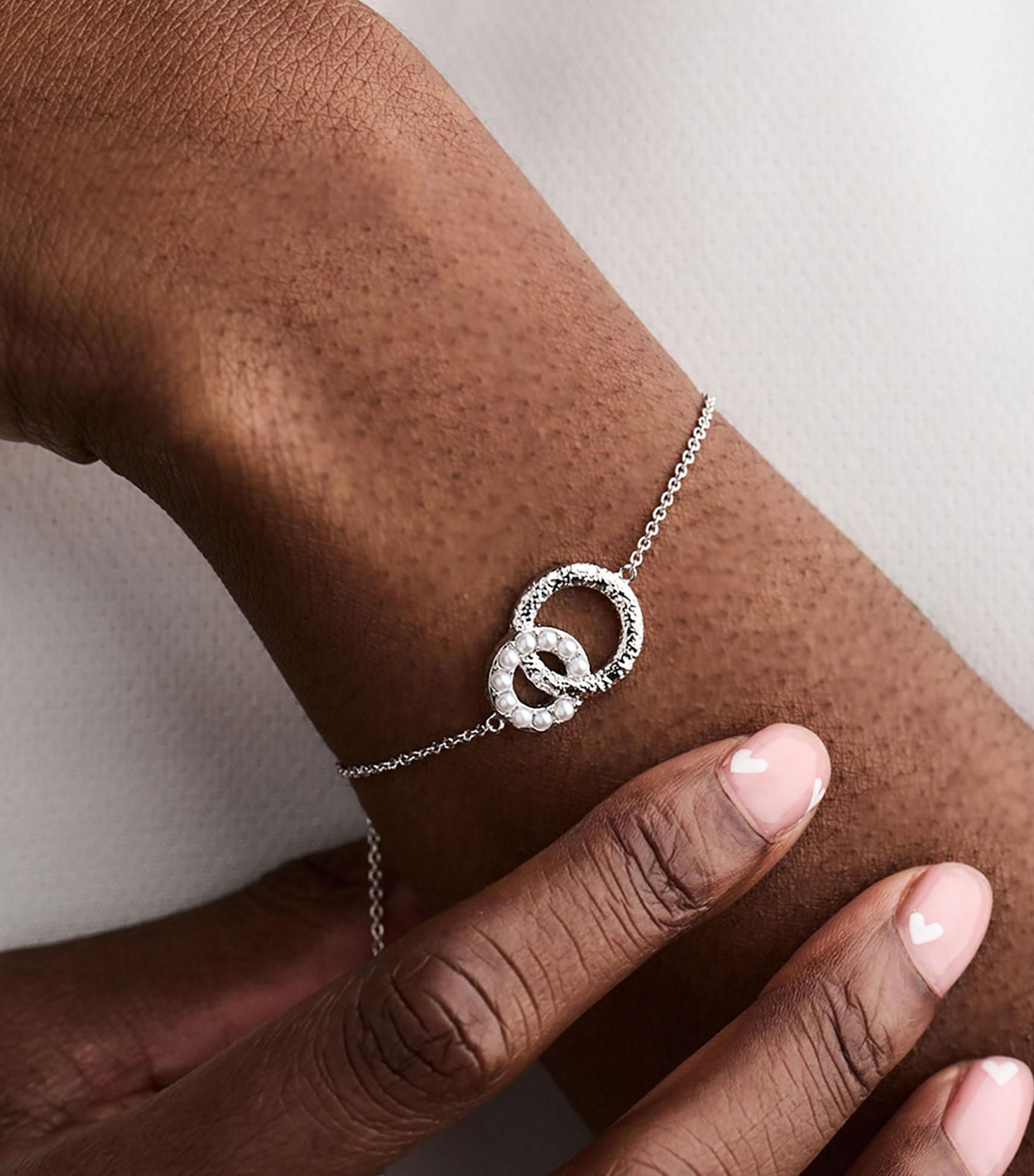Pulsera con dije de aros entrelazados con perlas Classics Mujer