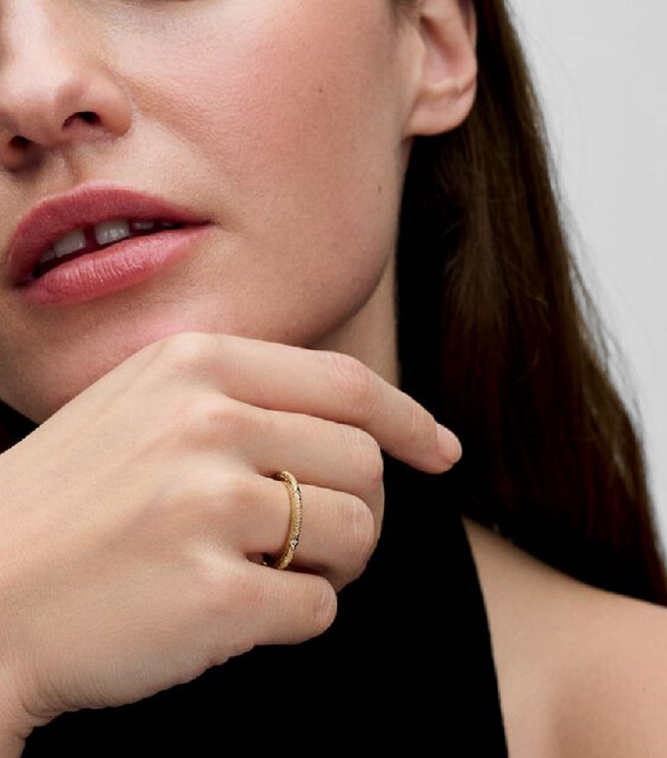 Anillo texturizado con circonitas cúbicas Mujer