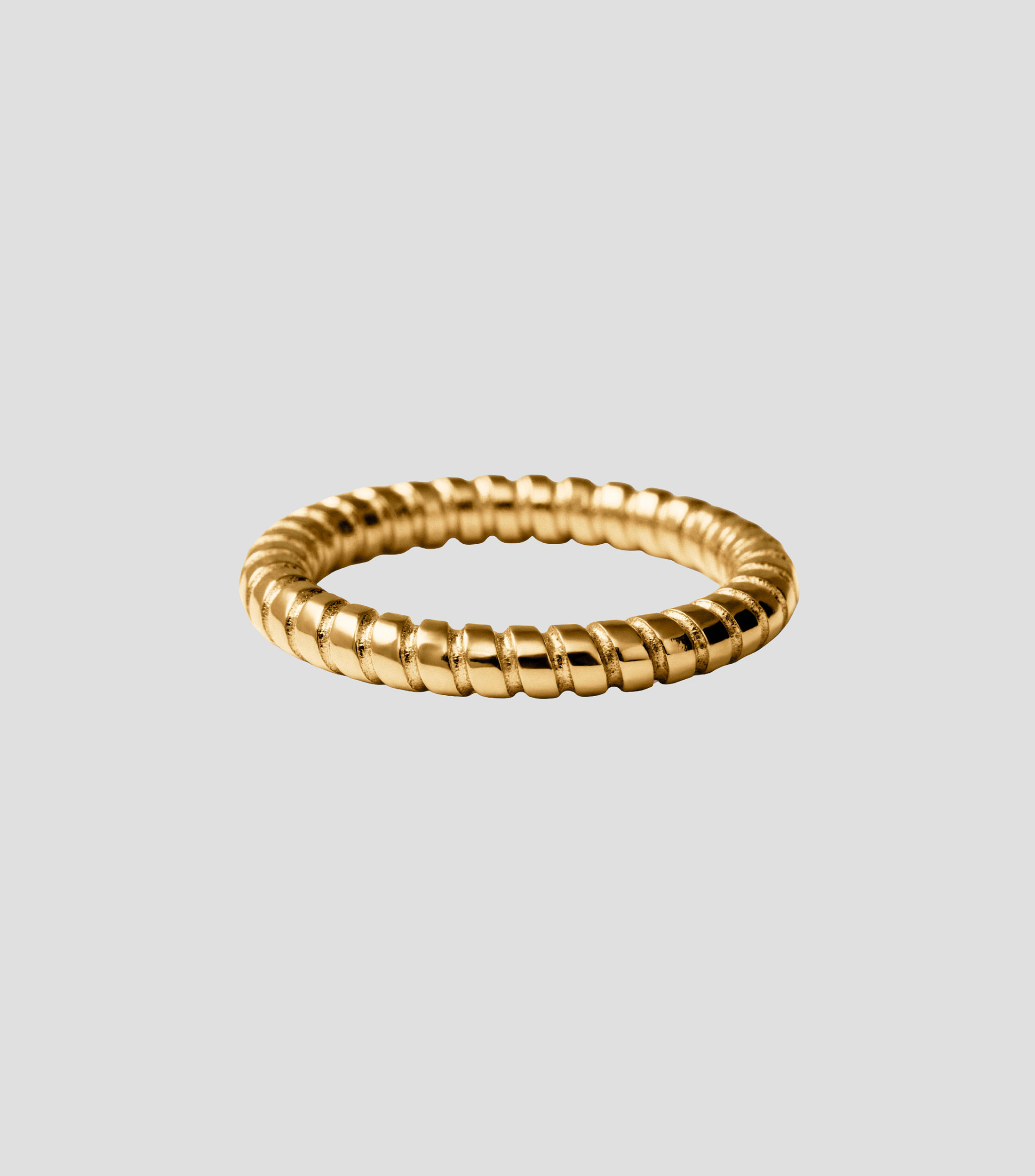 Anillo gallonado en plata .925 con baño de oro de 18 kilates Mujer