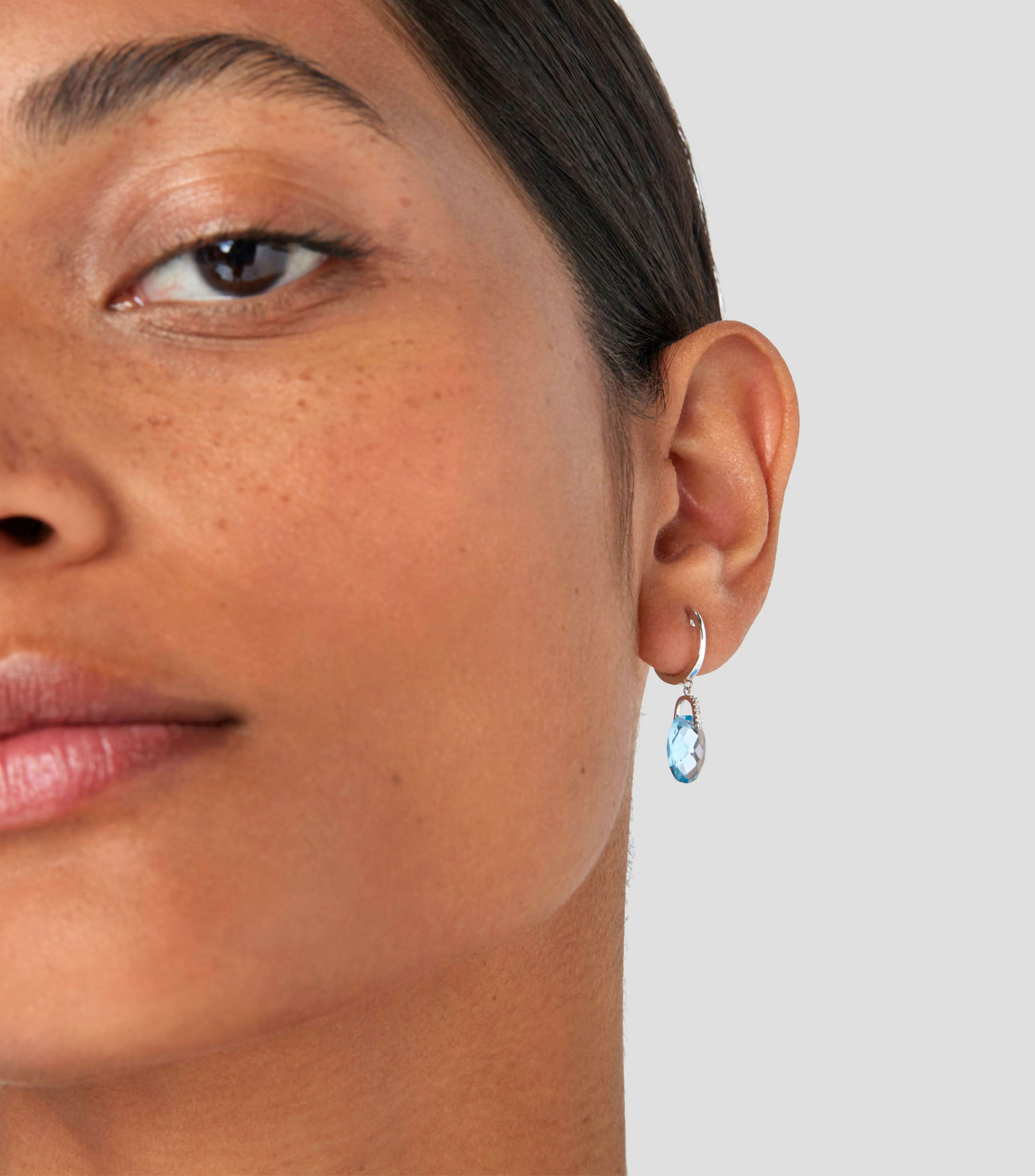 Aretes en Oro Blanco de 18 Kilates Diamantes y Topacio Azul Mujer