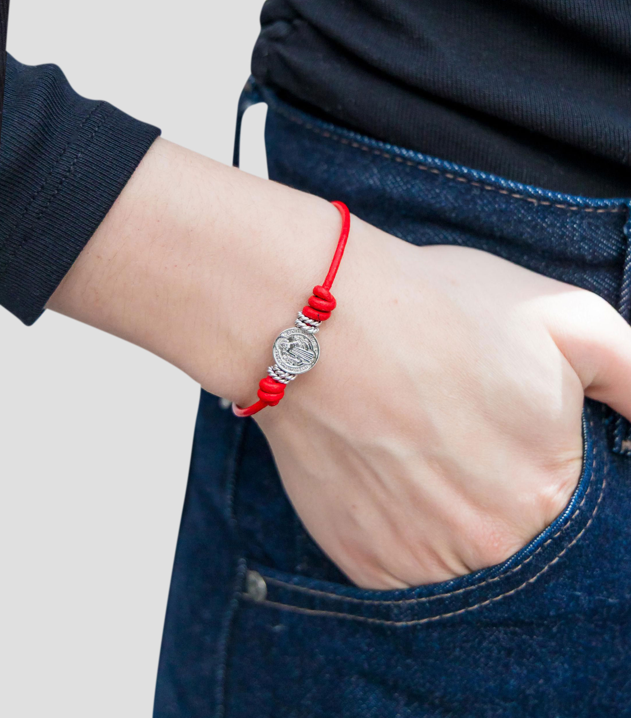 Pulsera roja con medalla Mujer