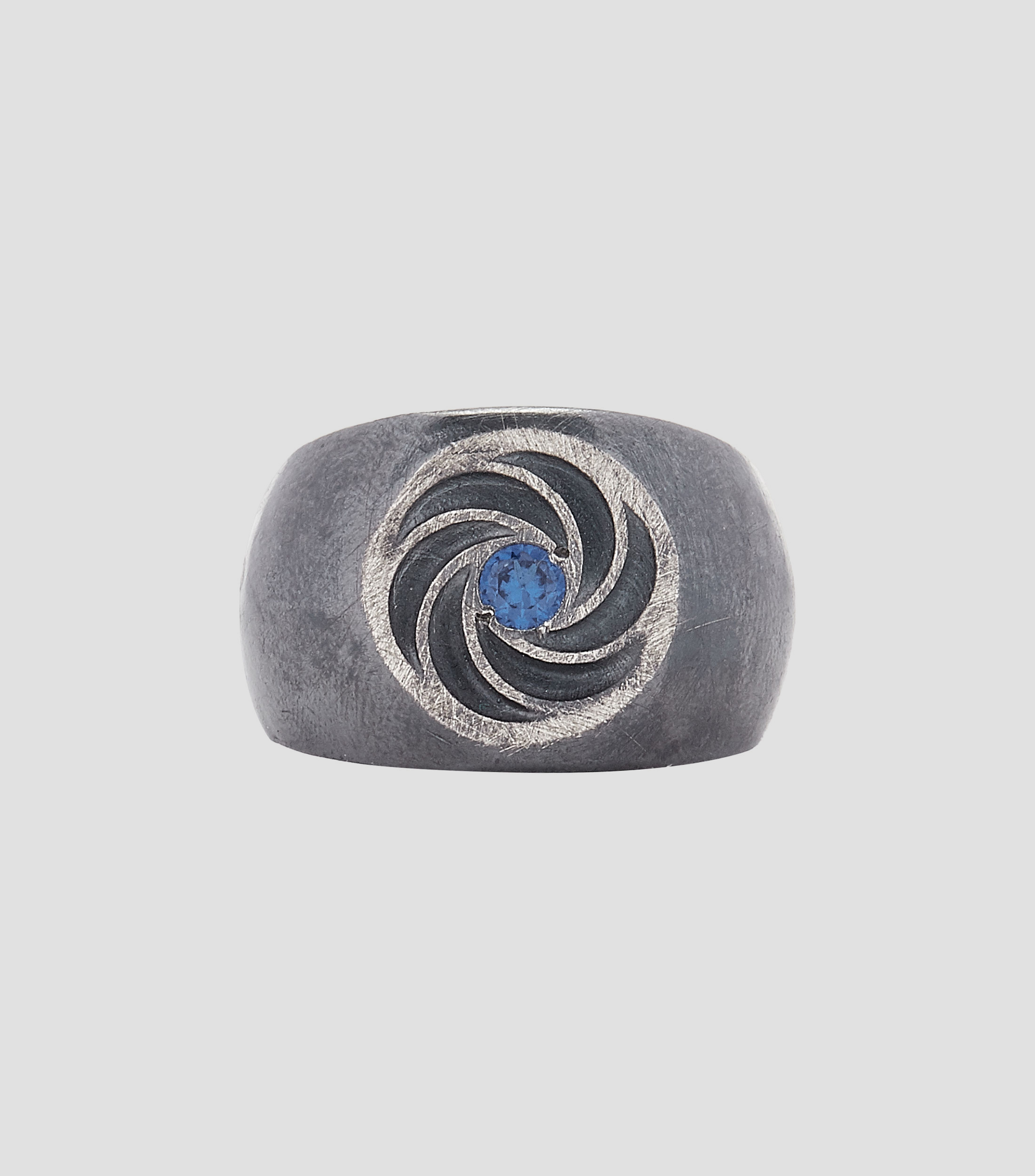 Anillo en plata .925 gris con huracan y cristal azul Hombre Talla 28
