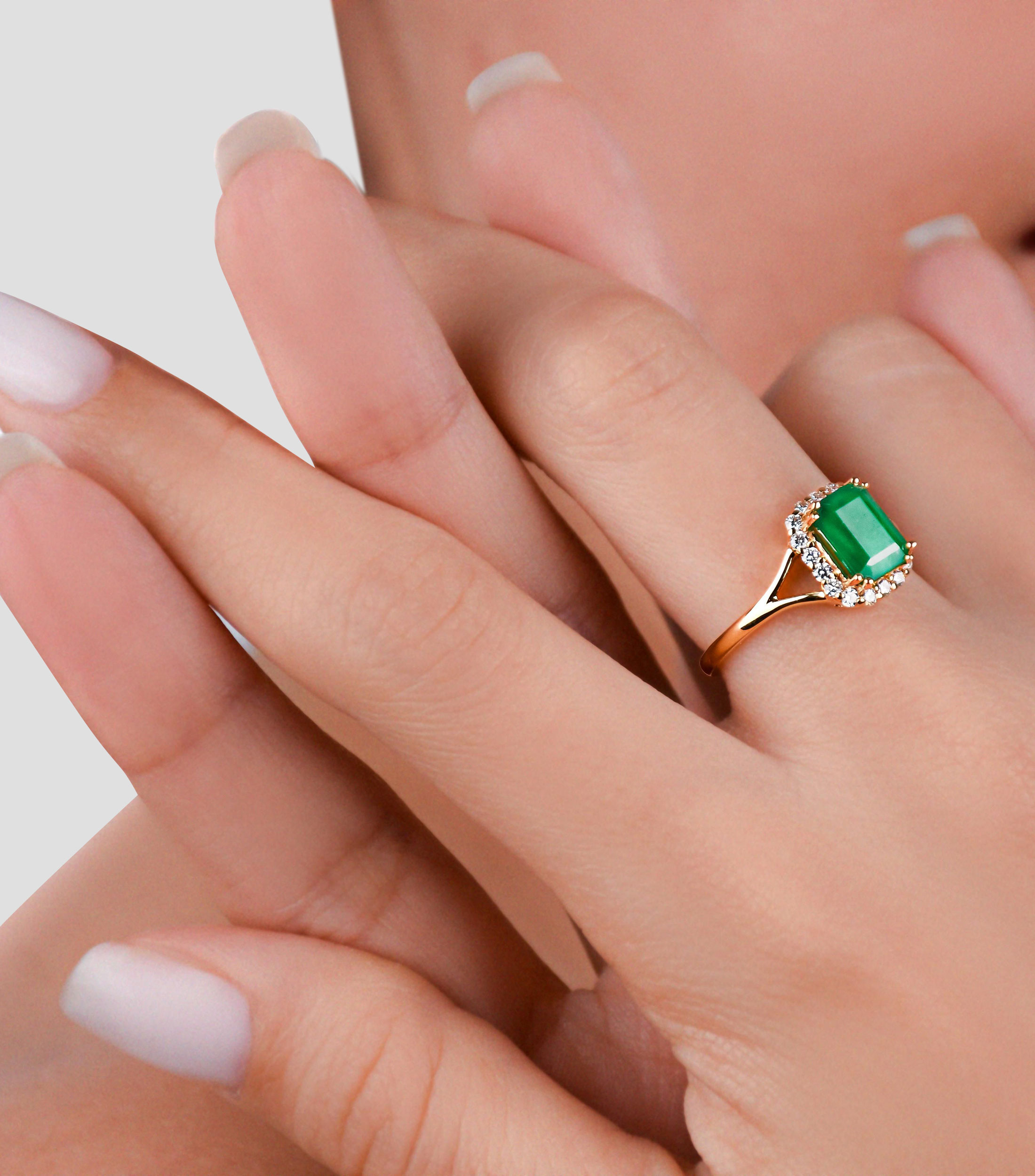 Anillo en Oro amarillo de 18 Kilates con esmeralda y diamantes Mujer