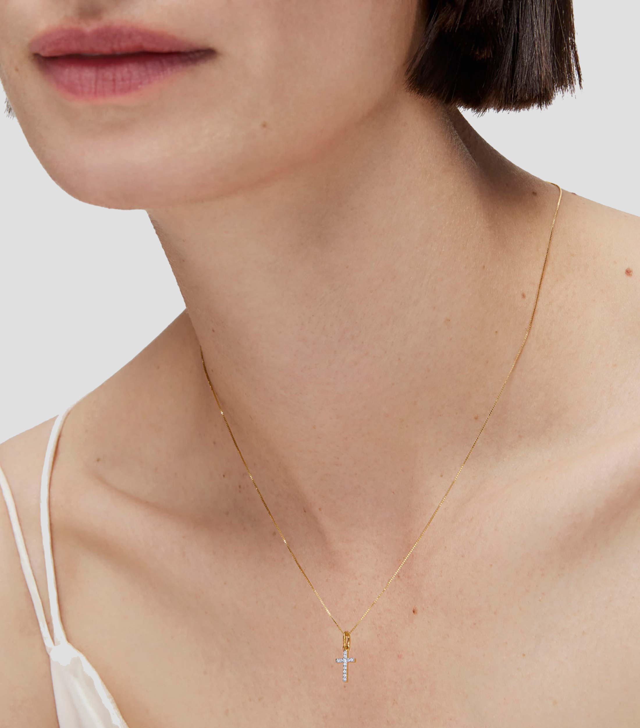 Dije Basics cruz pequena en oro amarillo de 18 kilates y diamantes Mujer