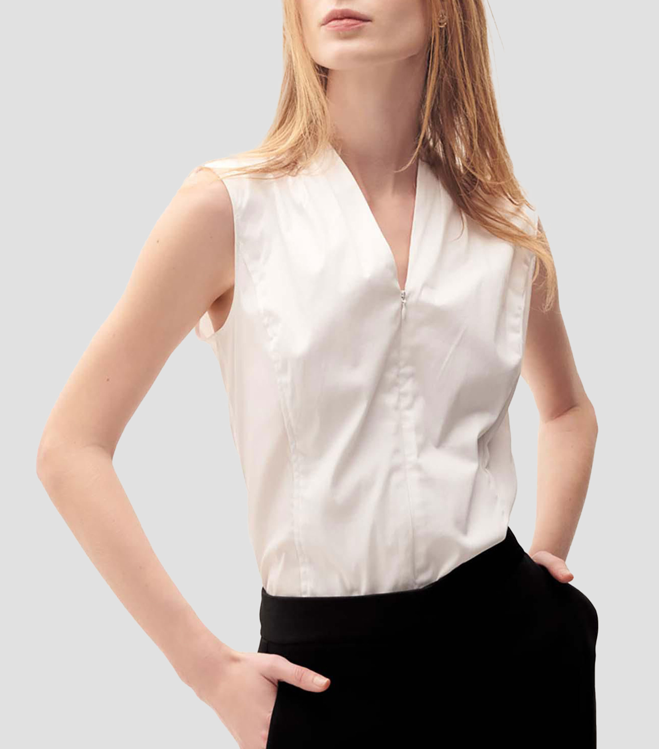 Blusa Blanca Corte Regular Escote V Cierre y Alforzas Mujer