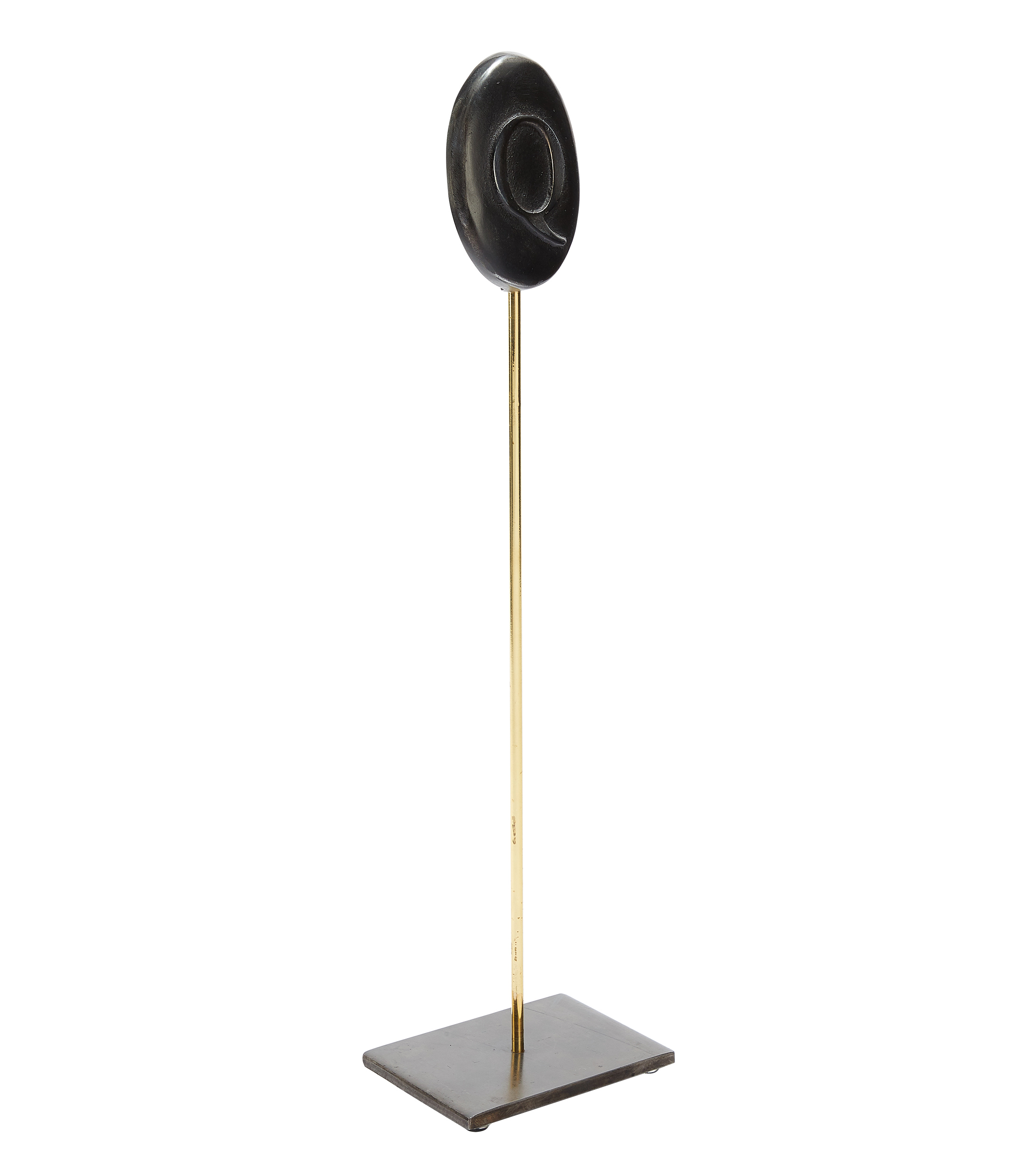 Escultura Medalla oval Letra Q en mármol