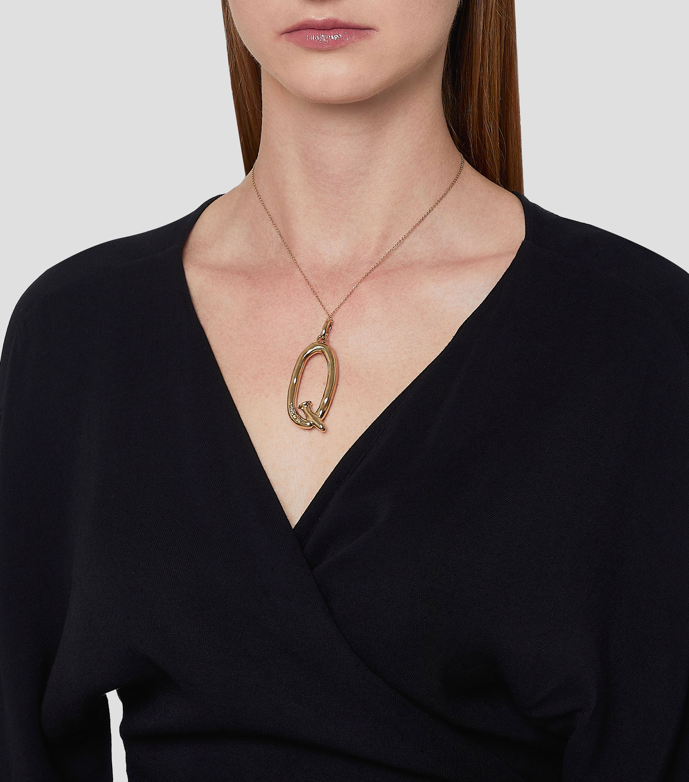 Charm Letra Q dorada Mujer