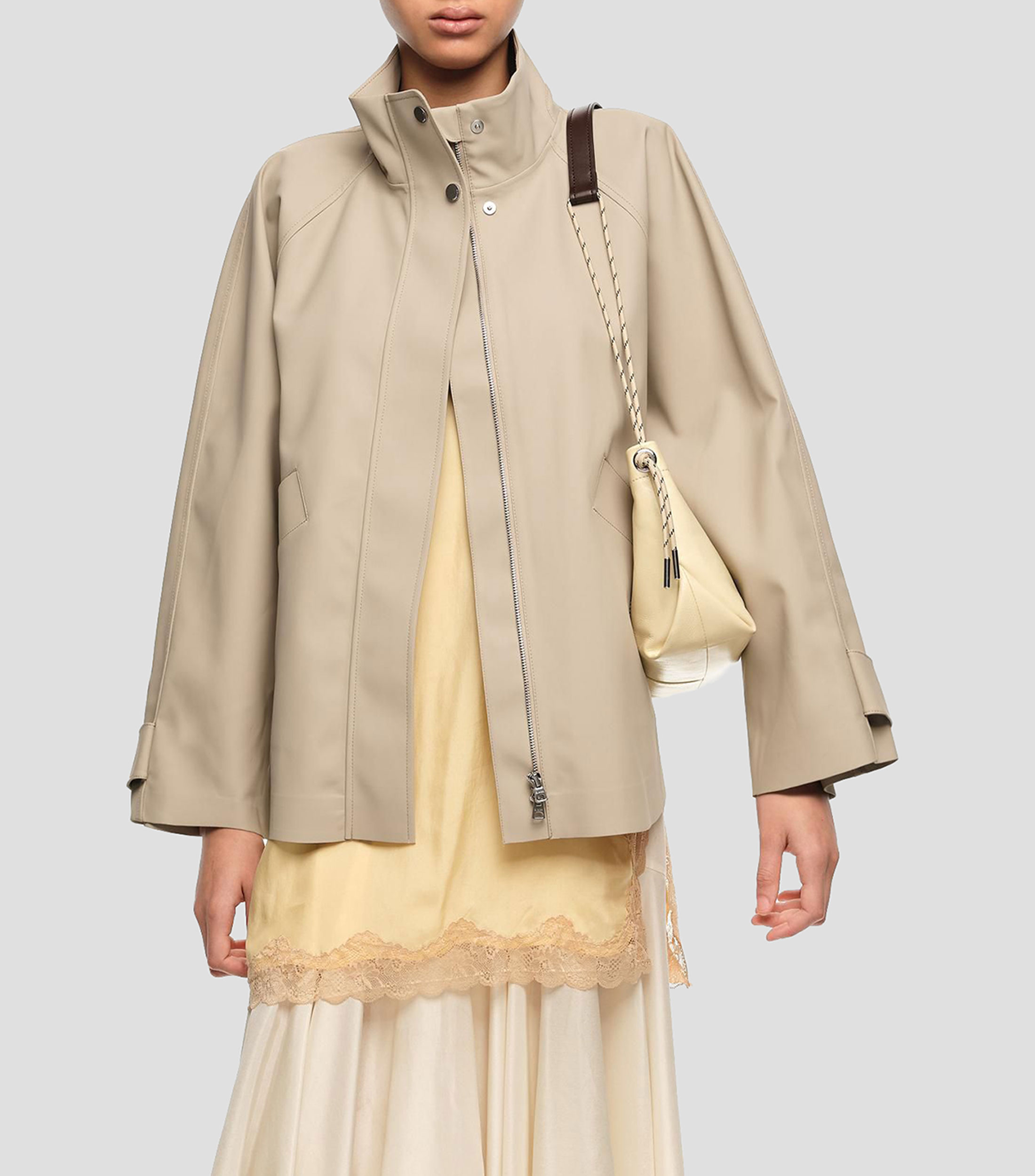 Gabardina corta cuello subido engomada camel Mujer
