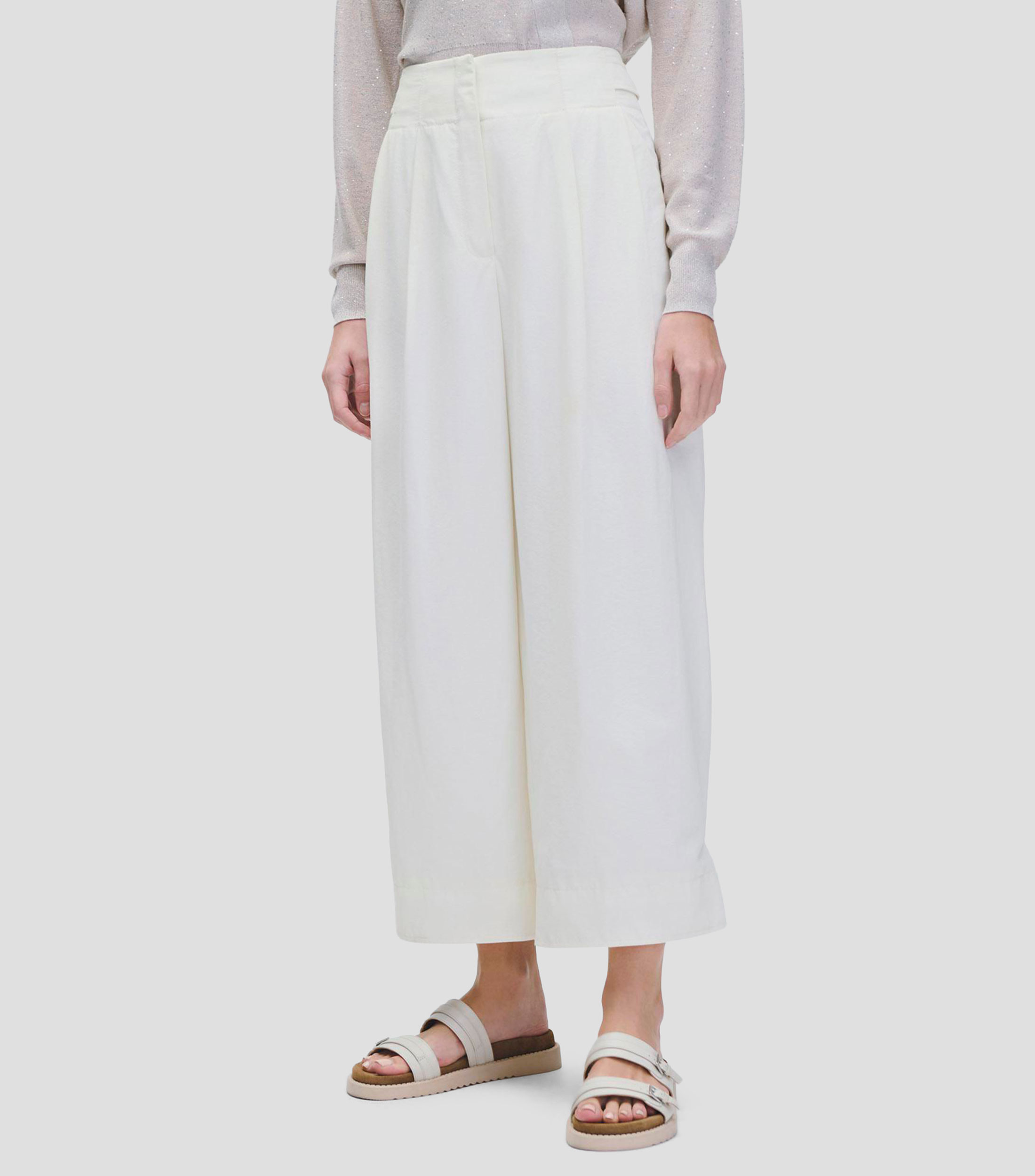 Pantalón barrel tiro alto efecto nylon off white pretina ancha y pinzas Mujer