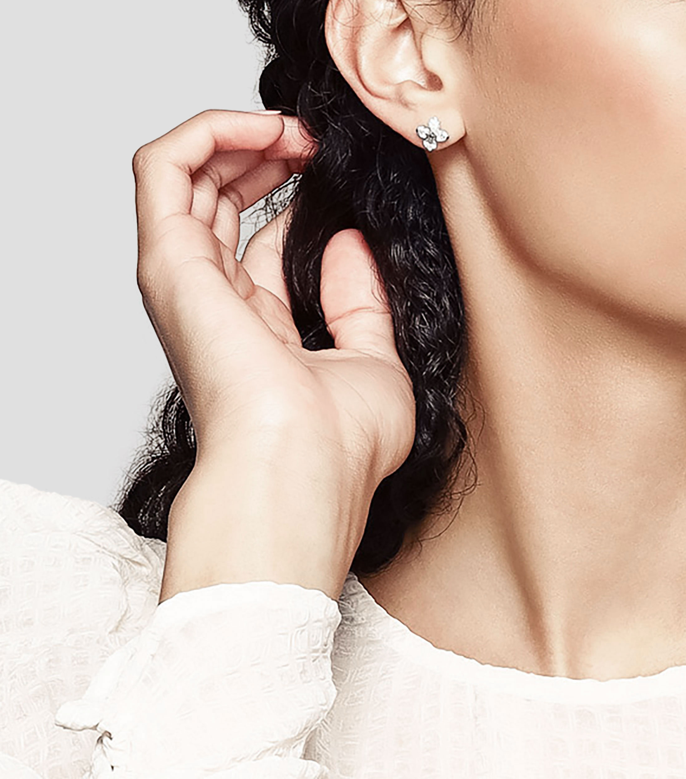 Aretes en oro blanco de 18 kilates con diamantes Love in Verona Mujer