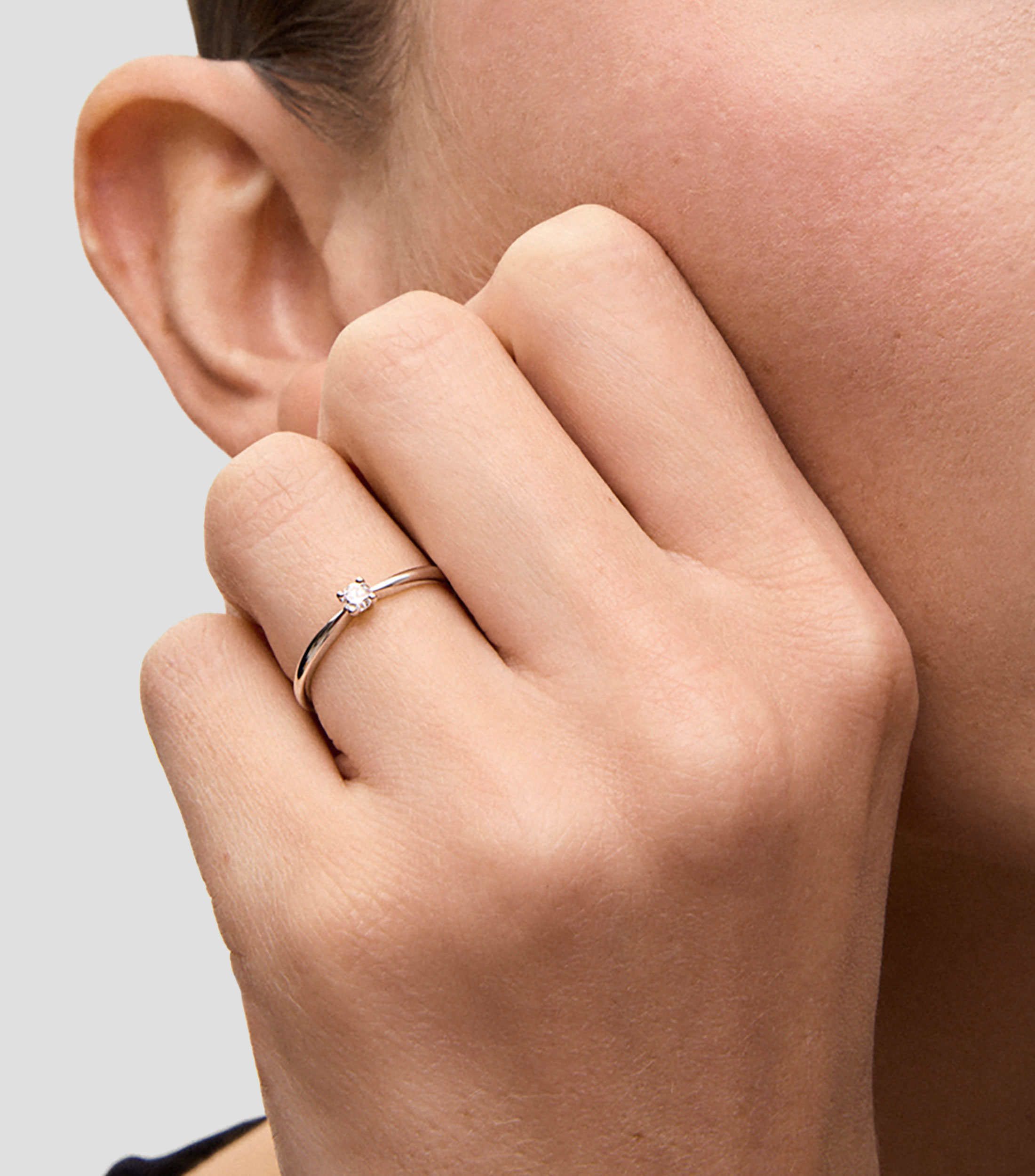 Anillo solitario en Oro blanco de 18 Kilates con diamante central Mujer