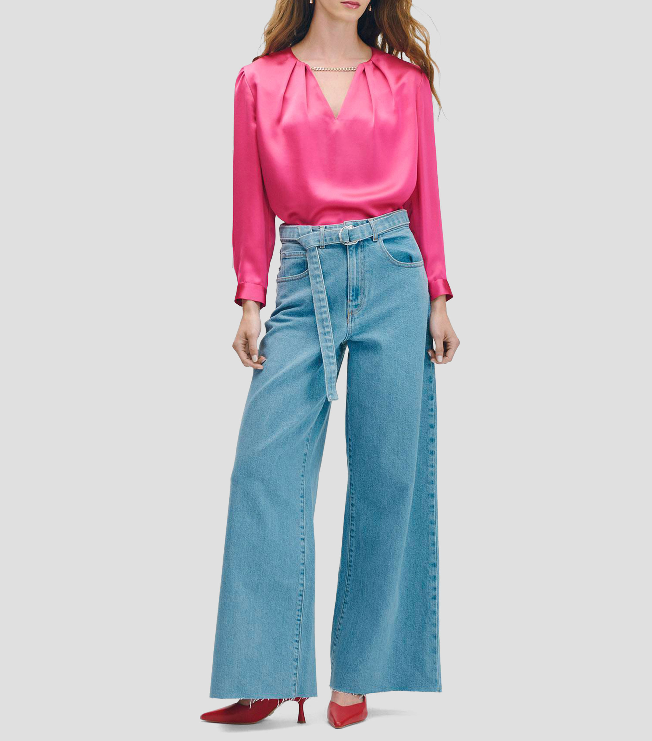 Blusa de satín magenta escote V alforzas y cadena Mujer