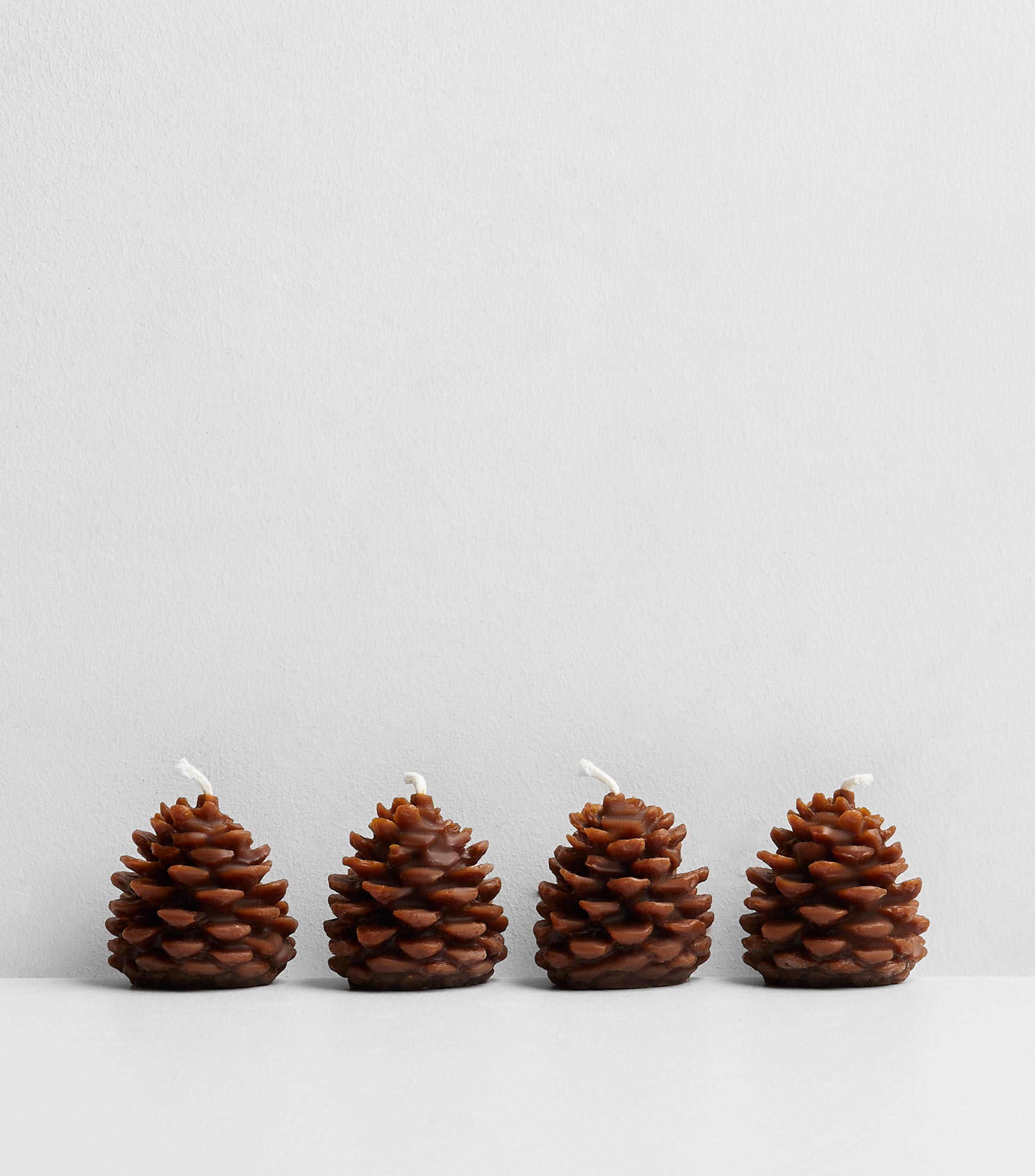 Set 4 velas pequeñas piñas en cera