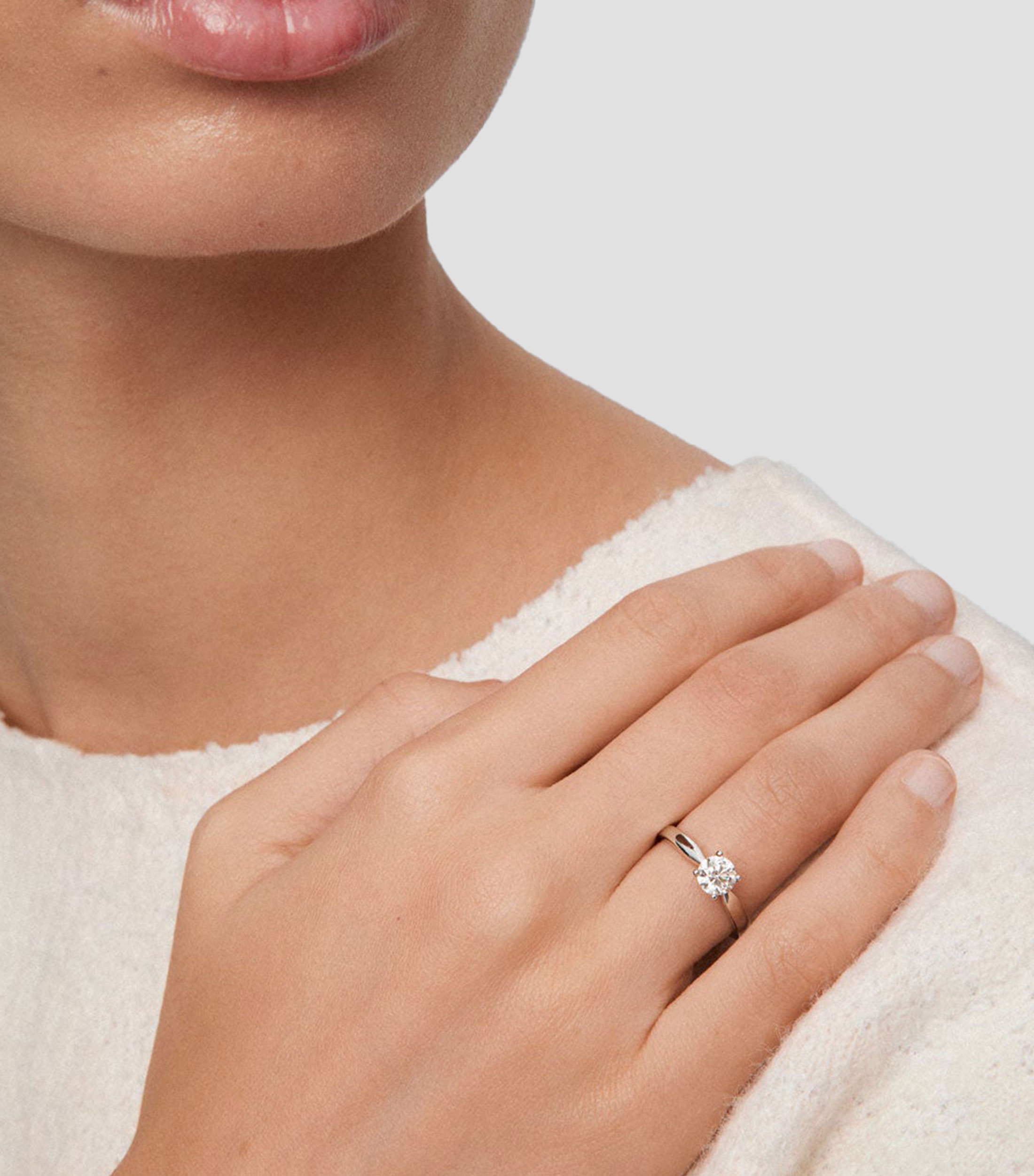 Anillo Solitario en oro blanco 18 Kilates con diamante Mujer