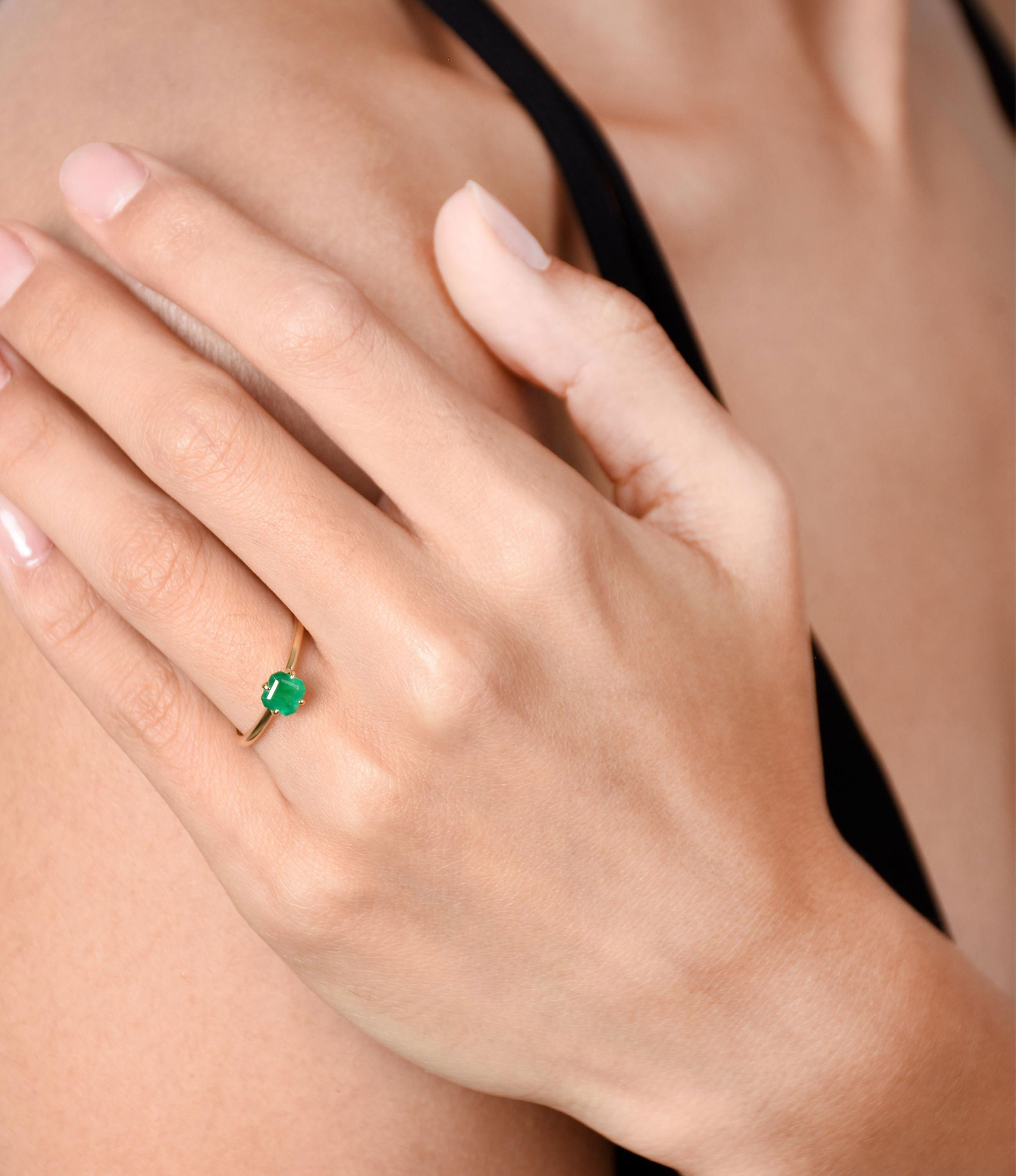 Anillo en Oro de 18 Kilates con Esmeralda Mujer