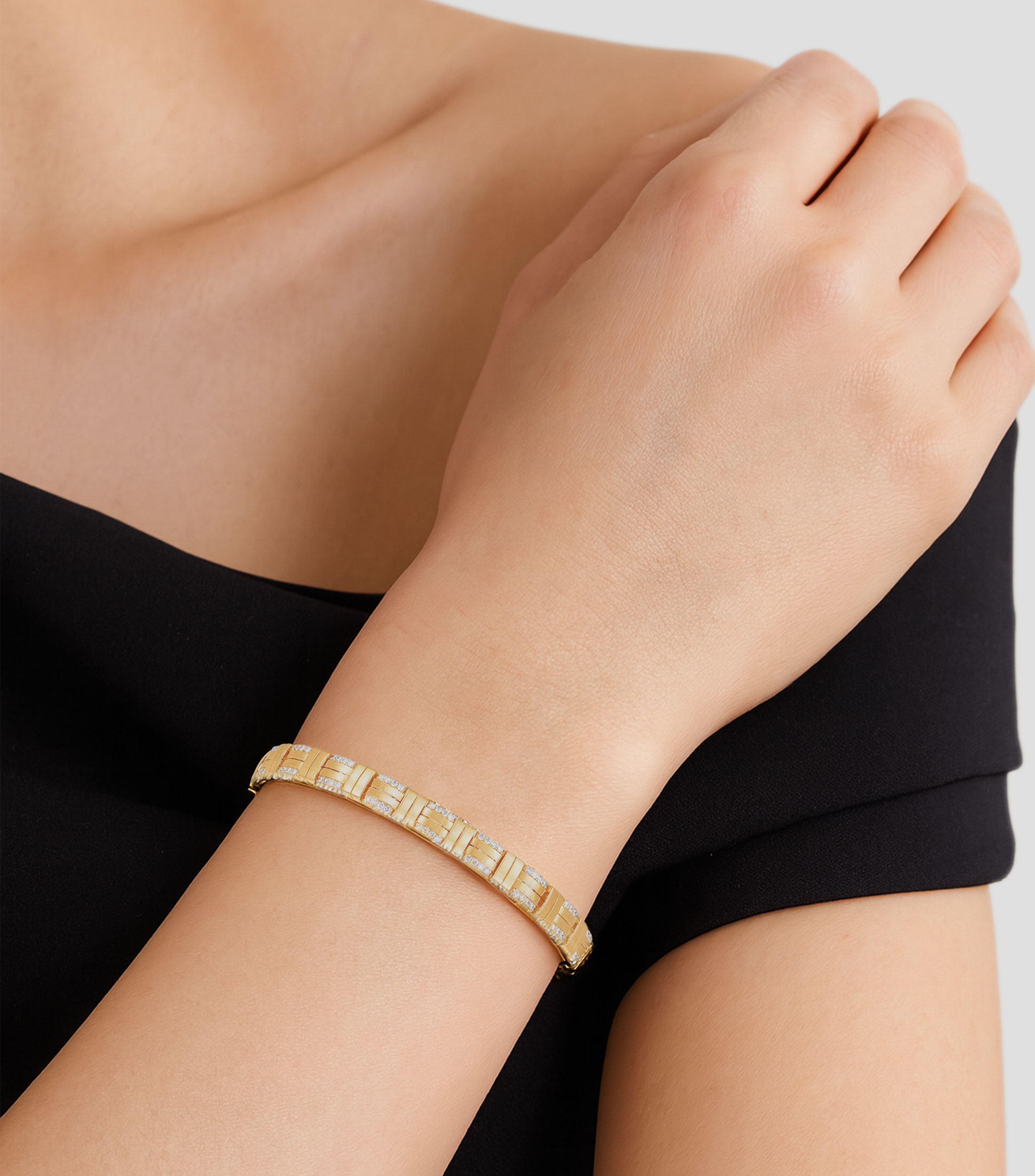 Brazalete en oro amarillo 18 Kilates texturizado con diamantes Mujer
