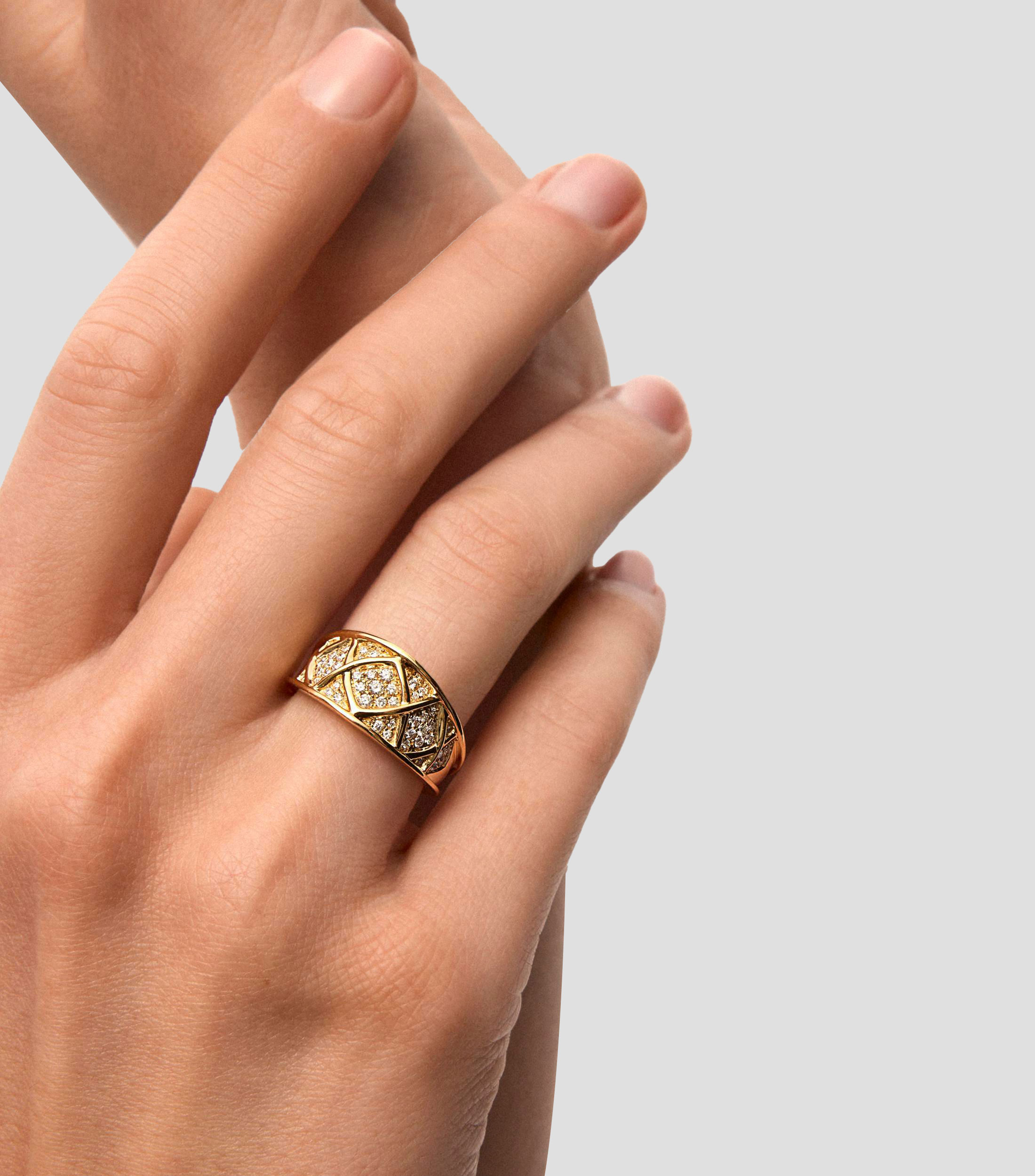 Anillo en Oro amarillo de 18 Kilates Aspa con diamantes Mujer