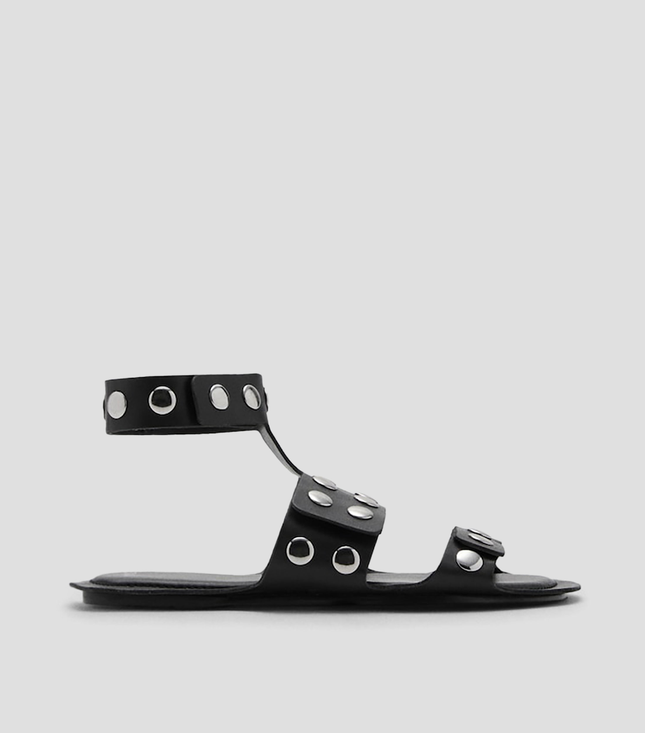 Sandalias Planas en piel con tachuelas Mujer