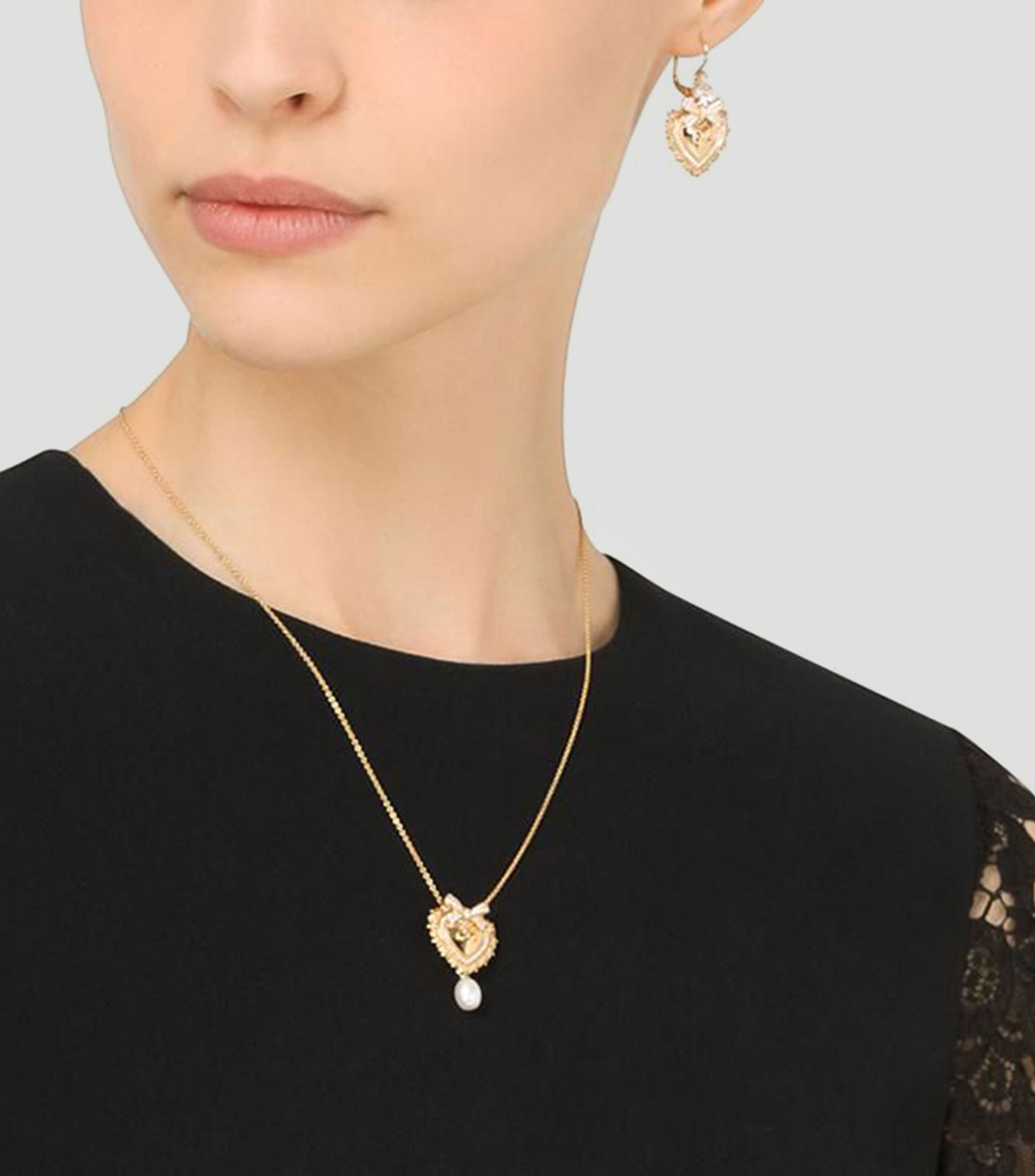 Aretes en Oro de 18 Kilates con diseño de Corazón Sagrado y pavé de diamantes Devotion Mujer