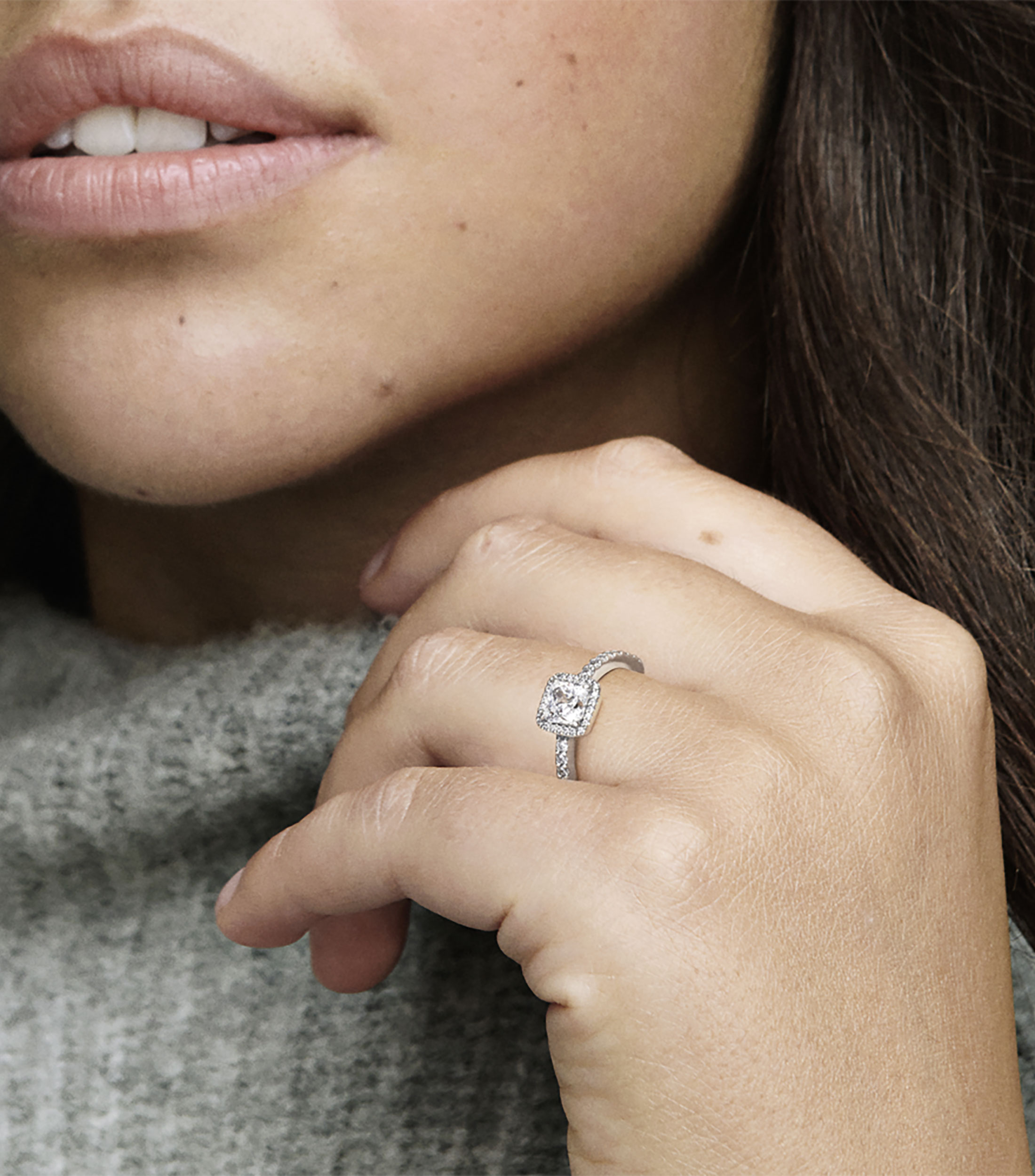 Anillo con Cuadro e Incrustación Mujer