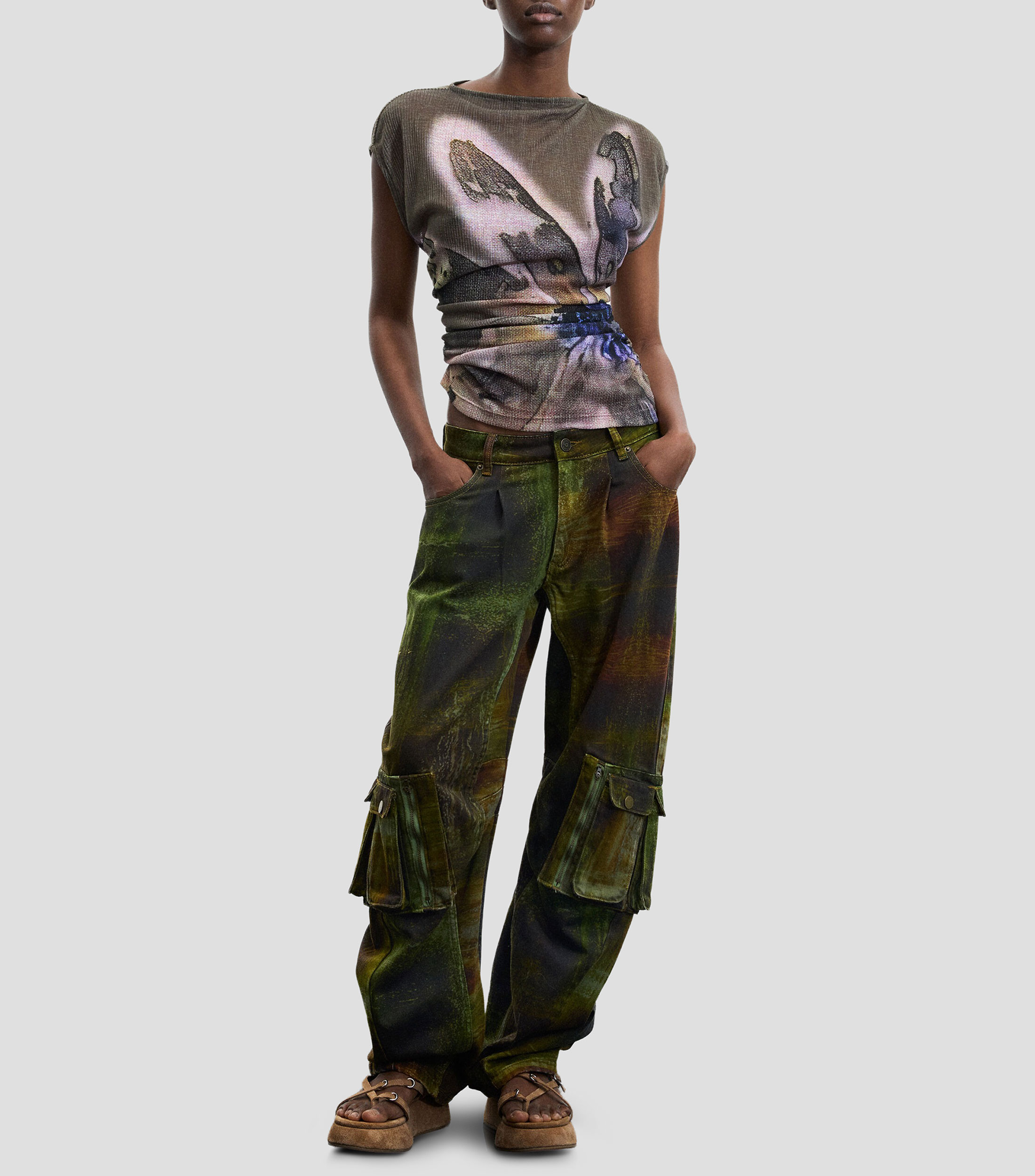 Pantalón cargo con estampado Mujer