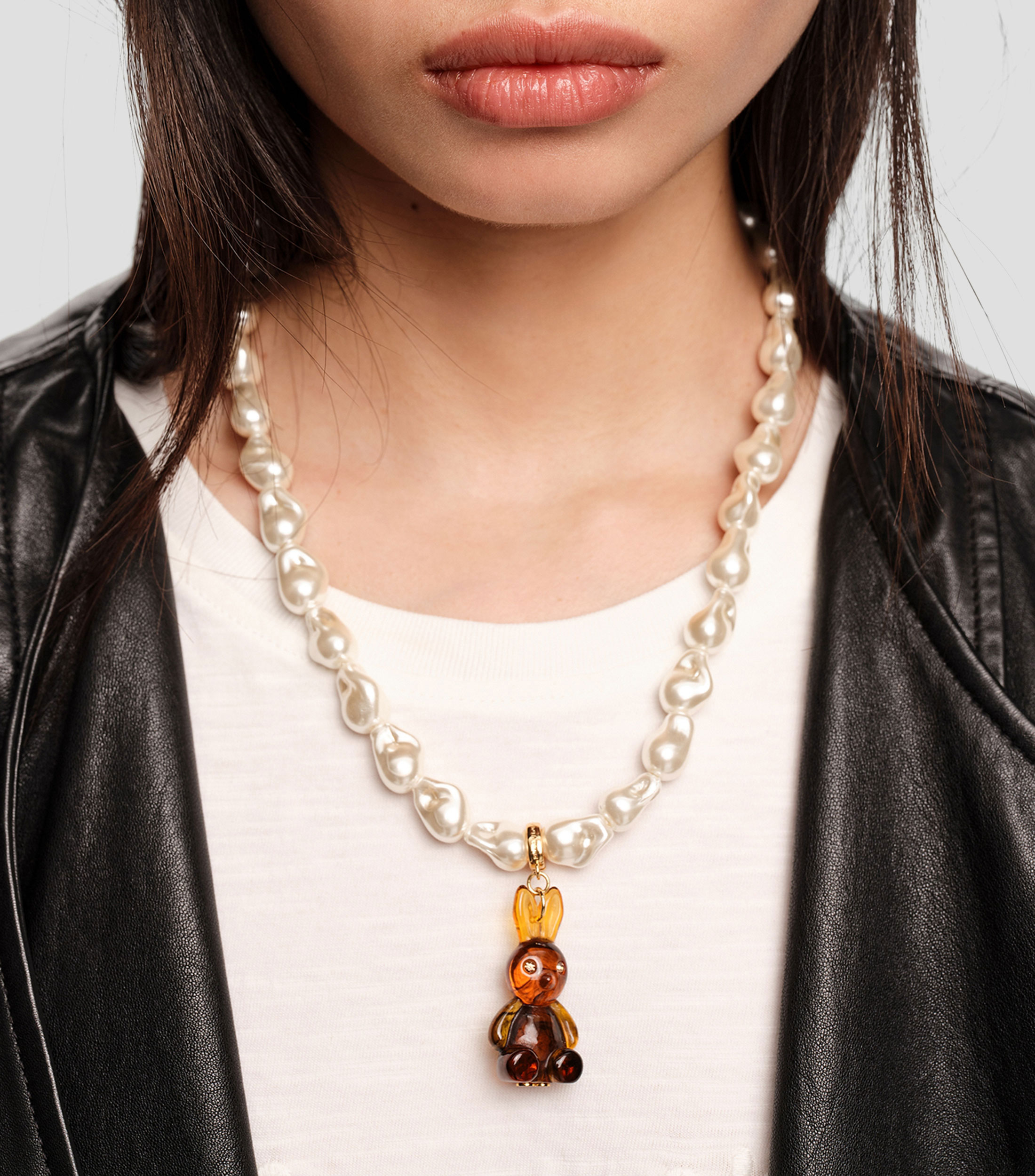 Collar perlas y conejo resina ámbar Mujer