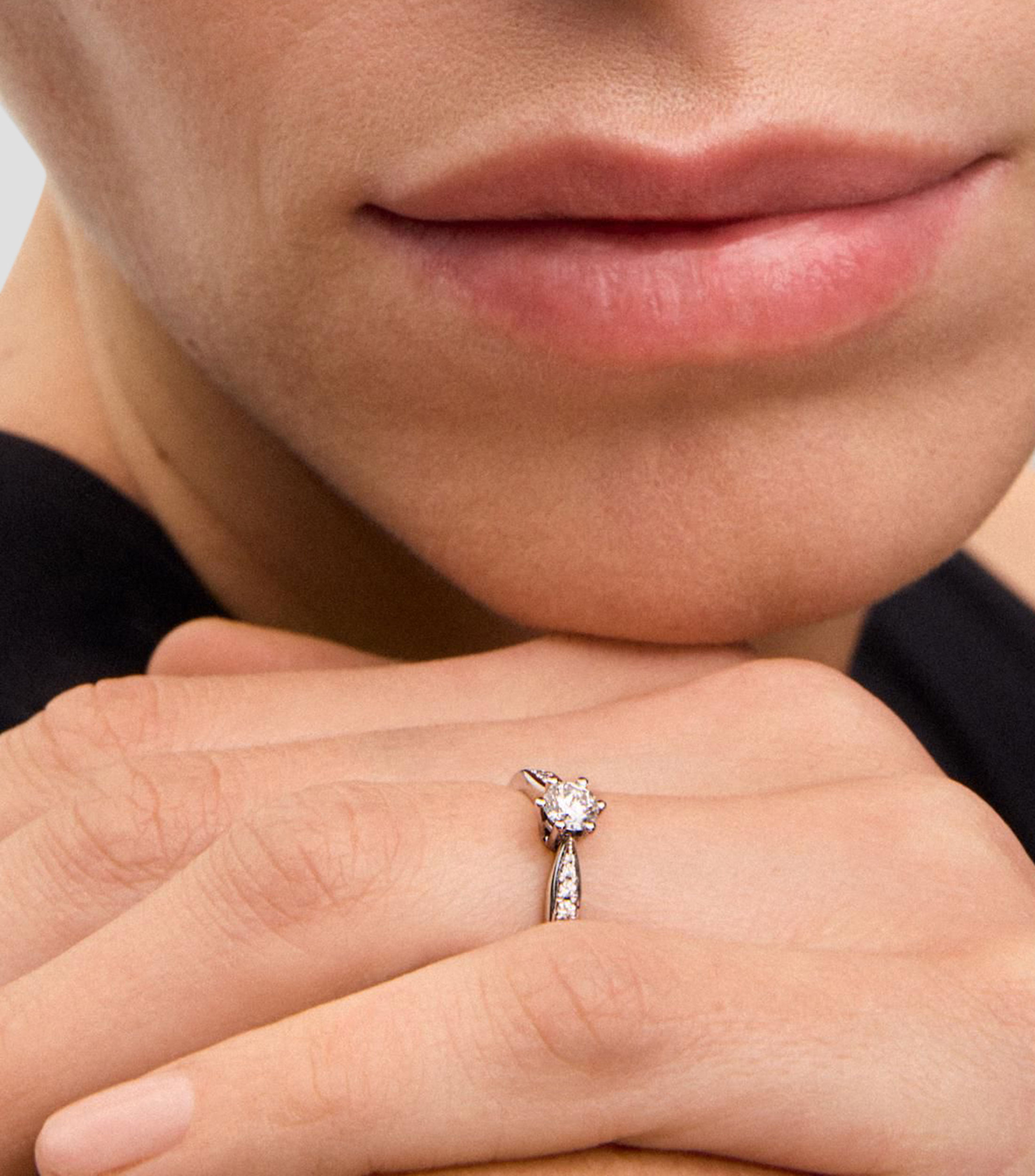Anillo solitario en Oro blanco de 18 Kilates con diamante Mujer