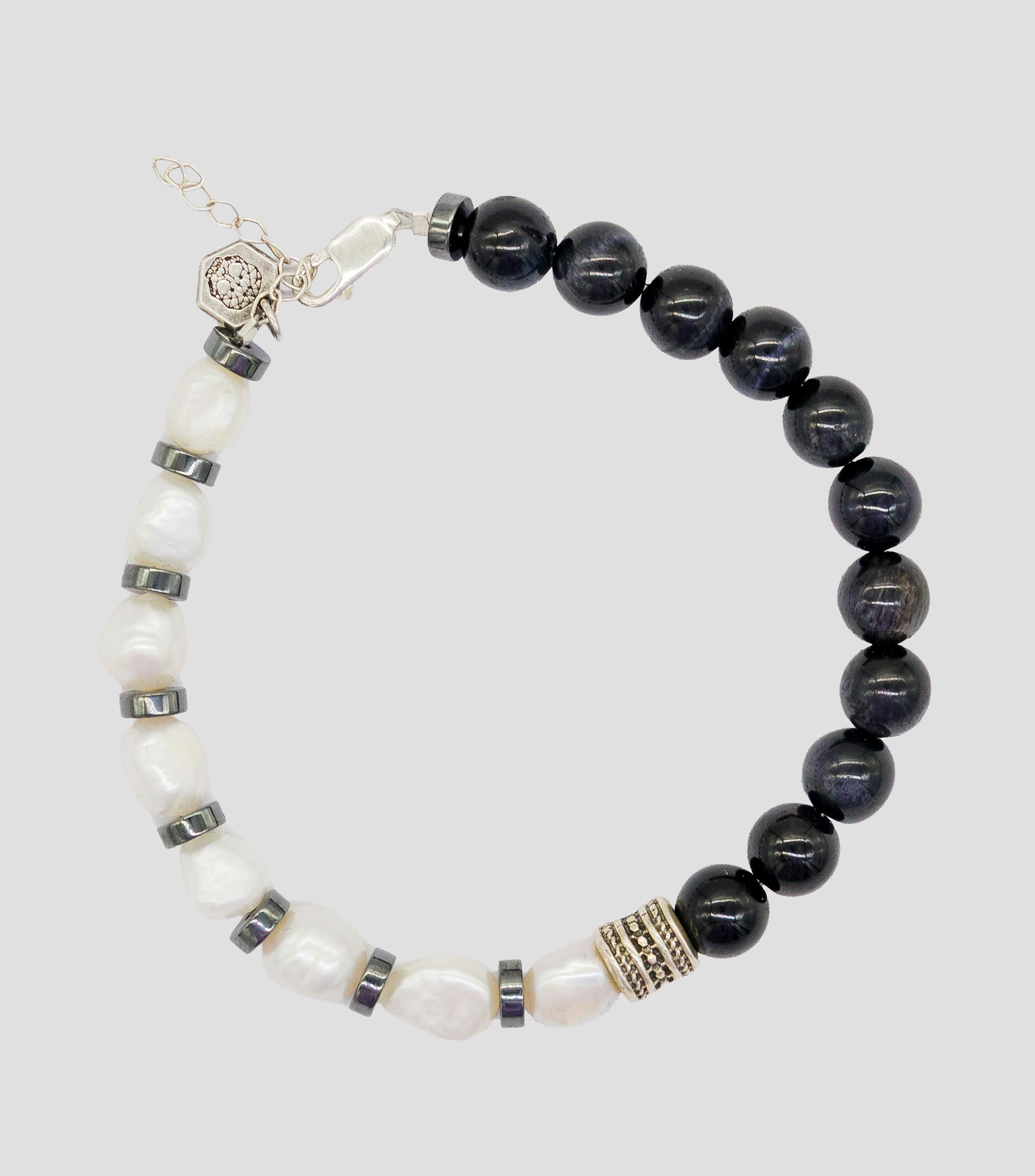 Brazalete en plata 925 con perlas y cuentas de piedra negras Hombre