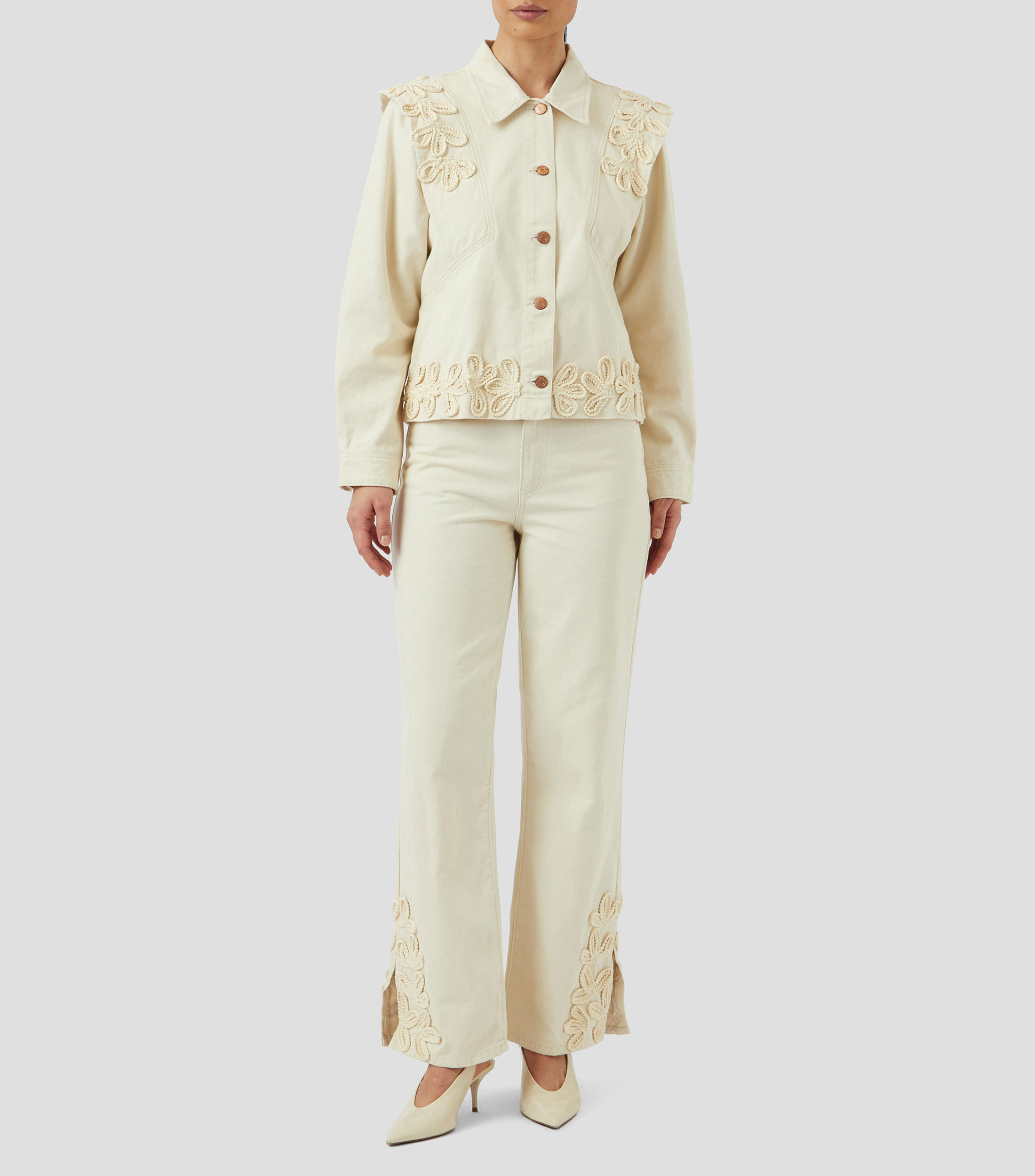 Chaqueta con bordados florales y botones metálicos Mujer