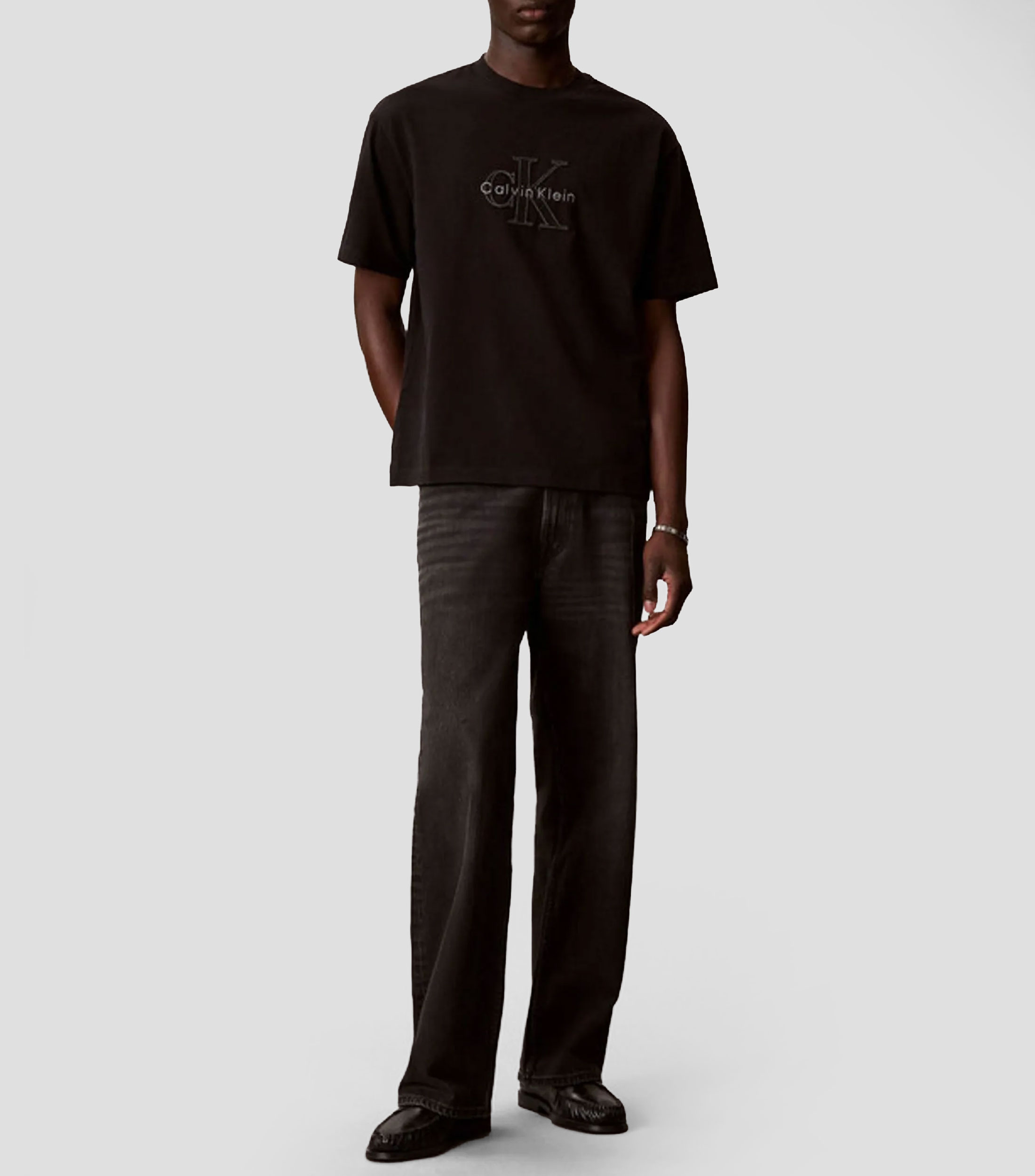 Playera cuello redondo manga corta bordado sólido Hombre