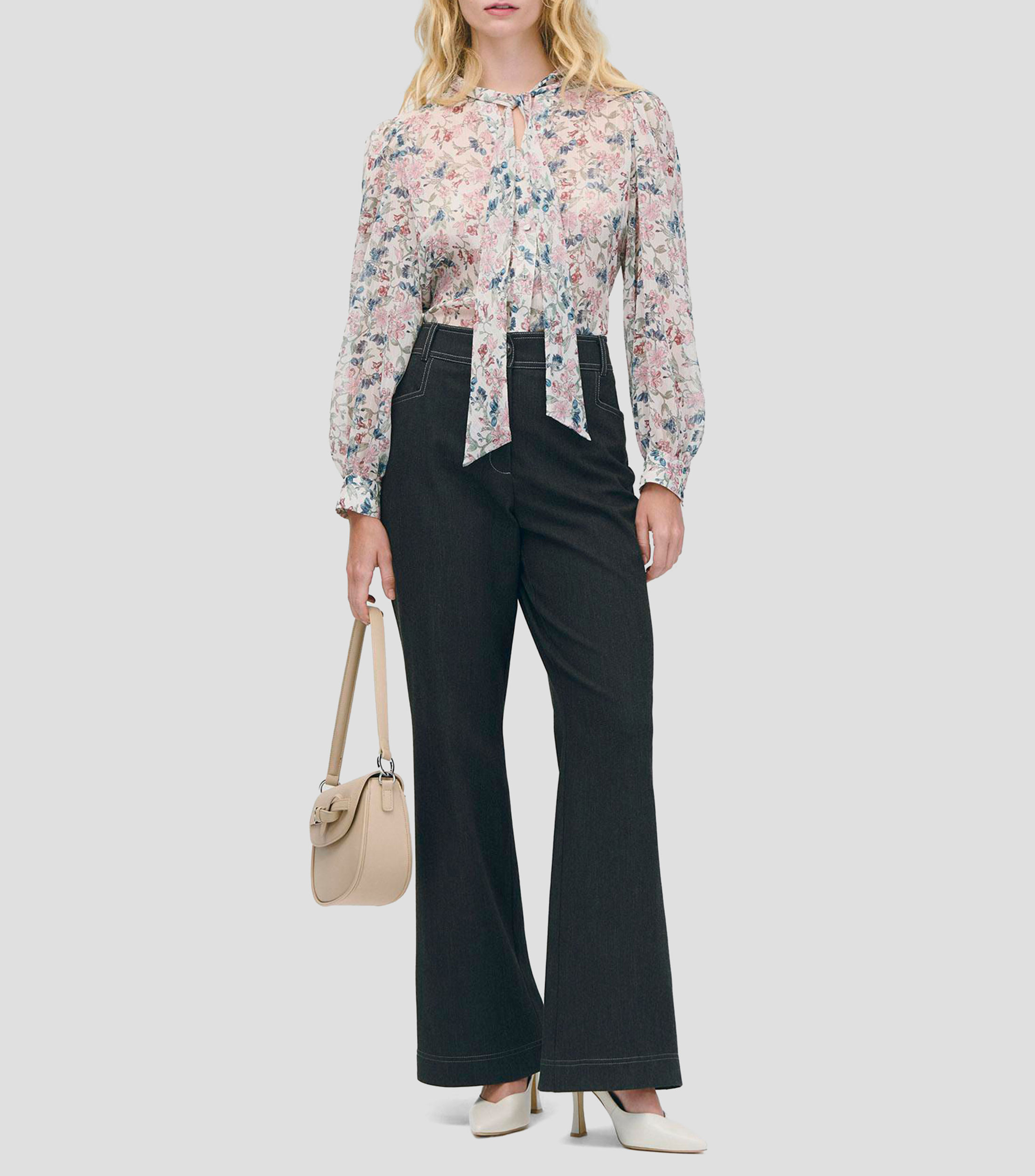 Blusa chifón floral con lúrex y corbatín Mujer