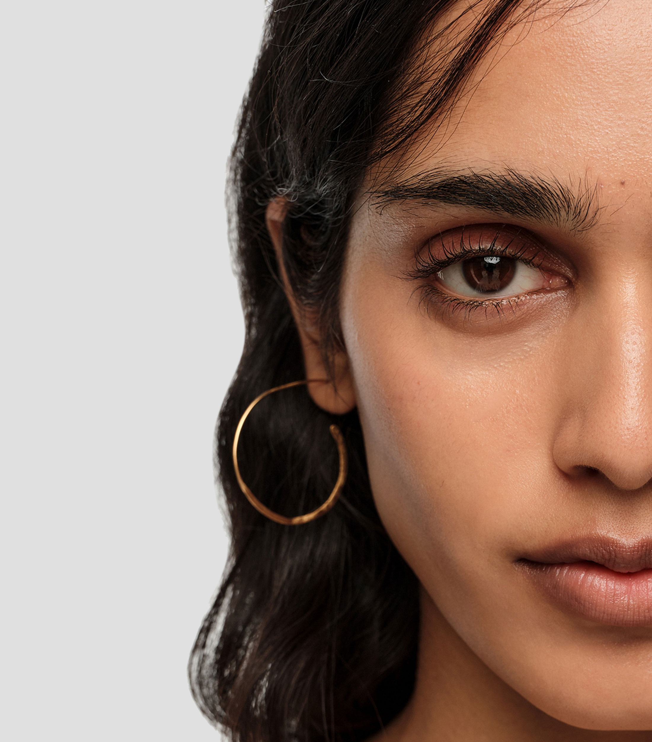 Aretes aro pequeño textura dorado envejecido Mujer