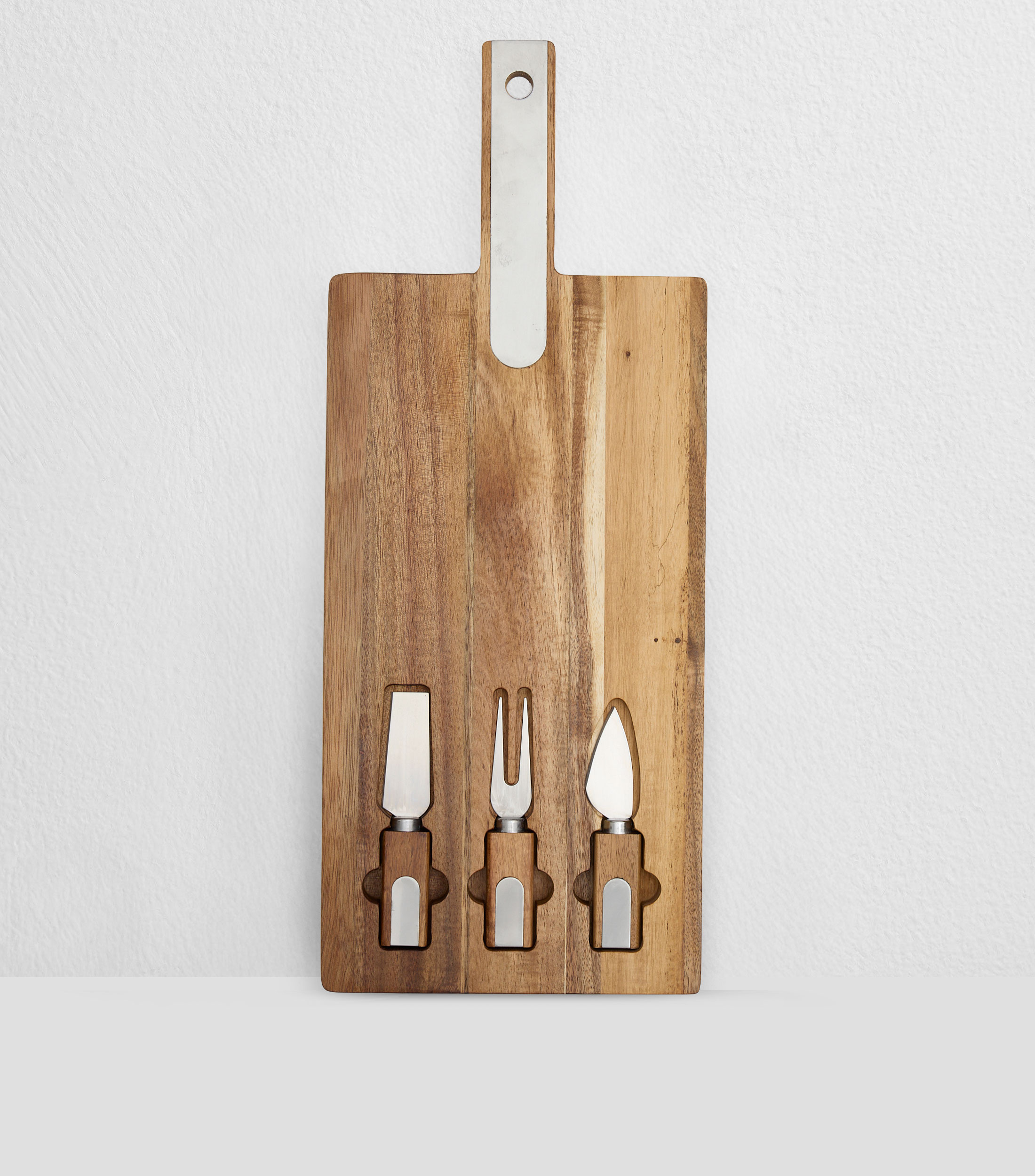 Tabla de charcutería de madera con utensilios
