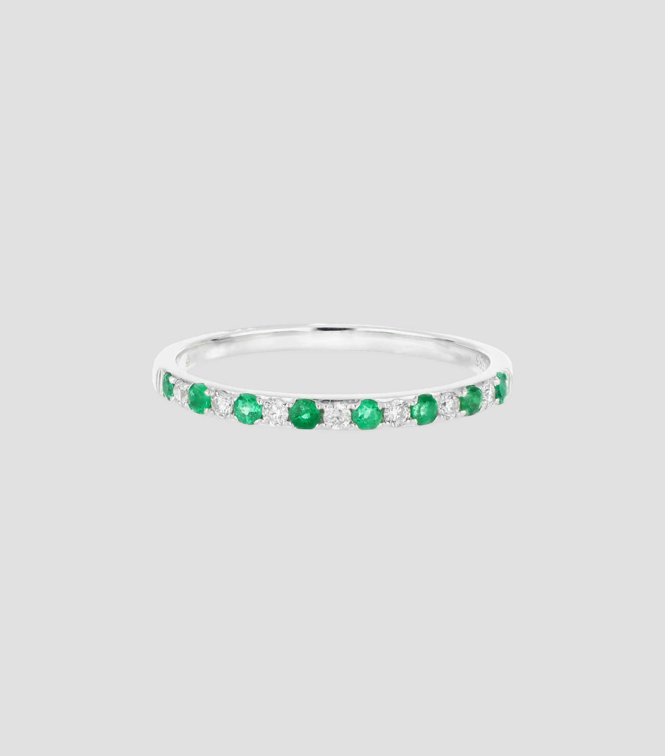 Anillo en Oro Blanco de 14 Kilates con Esmeraldas y Diamantes, Mujer