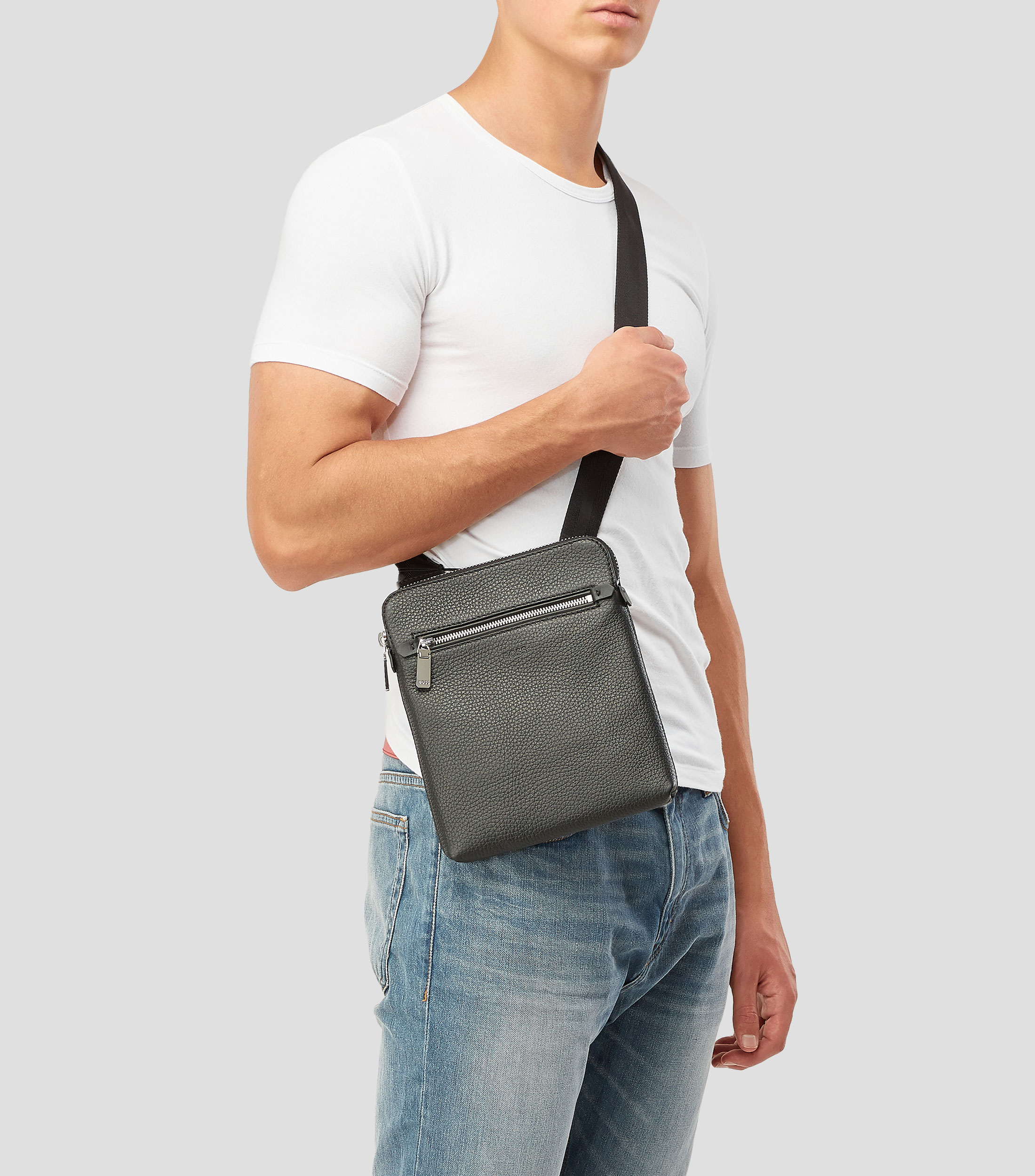 Bolso crossbody en piel italiana granulada con logotipo grabado Hombre