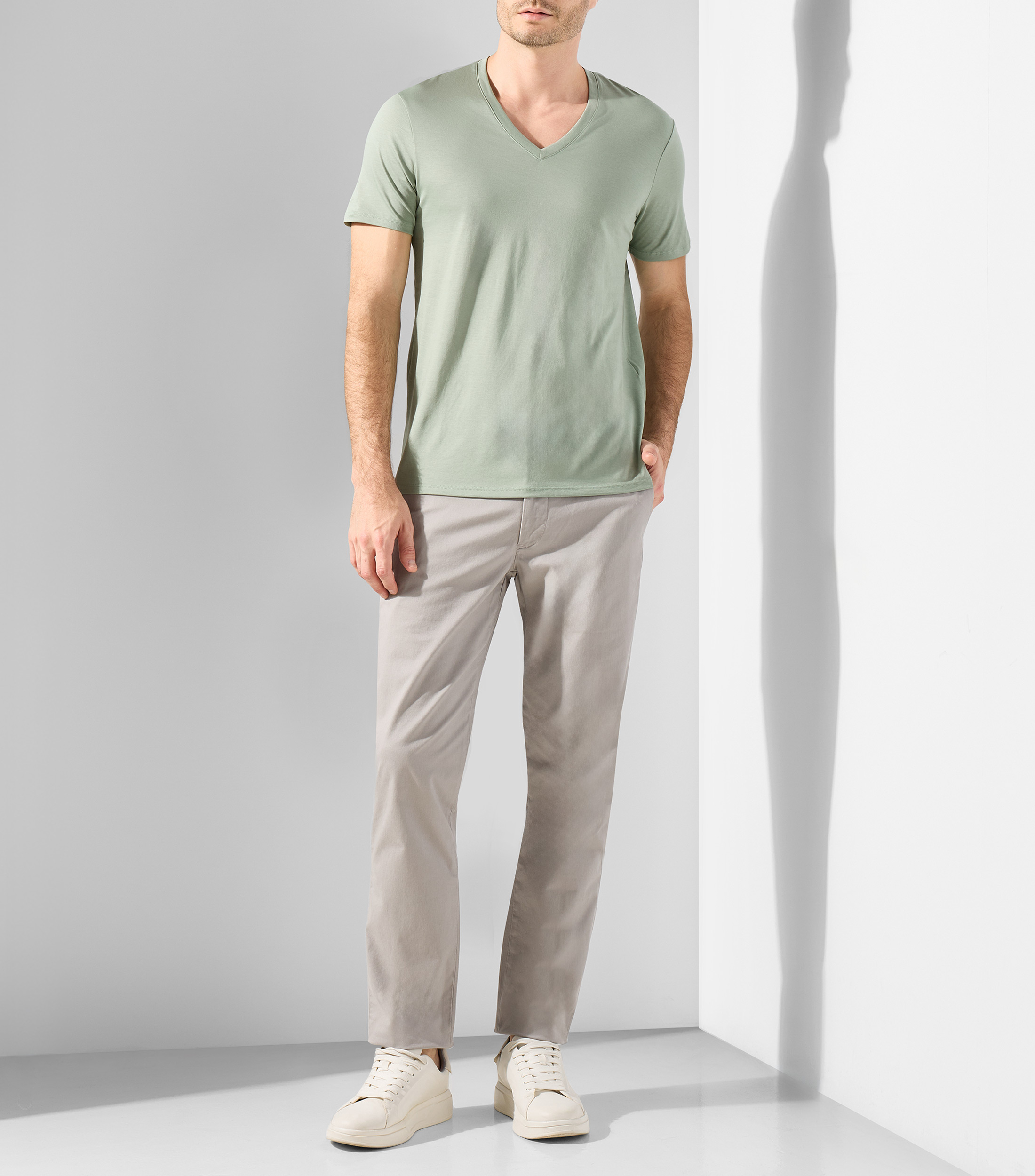 Playera cuello V manga corta lisa Hombre