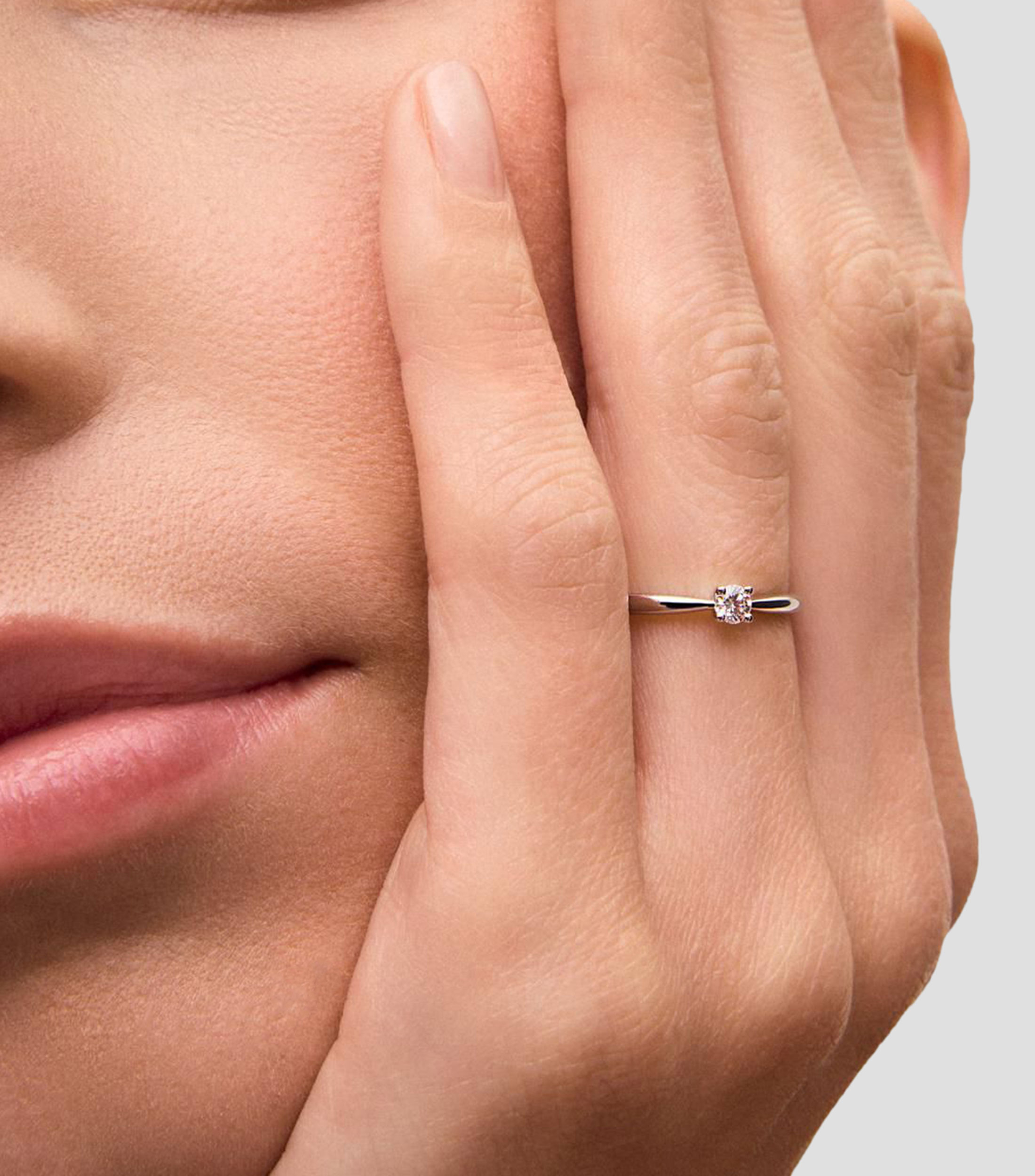 Anillo solitario en Oro blanco de 18 Kilates con diamante Mujer