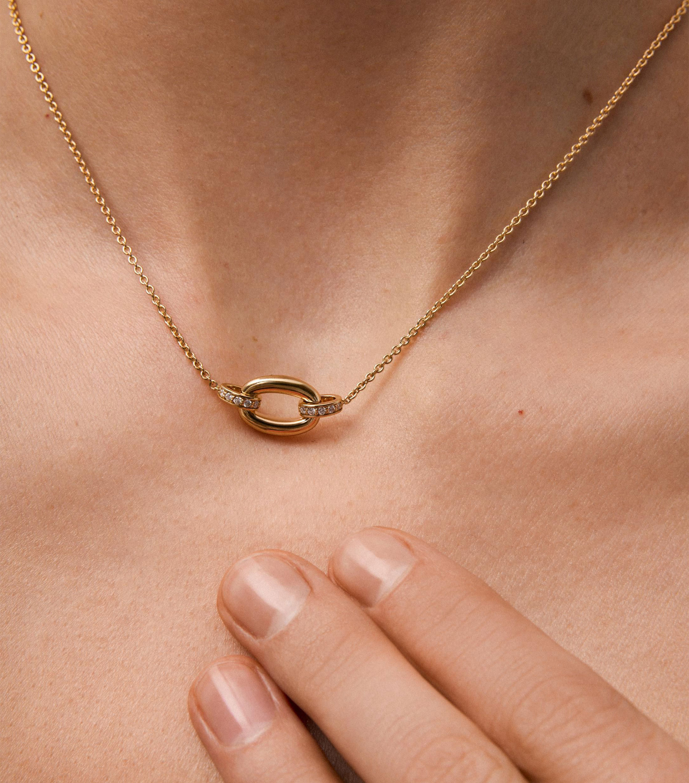 Collar con mini eslabón en Oro amarillo de 18 Kilates con pavé de diamantes Mujer