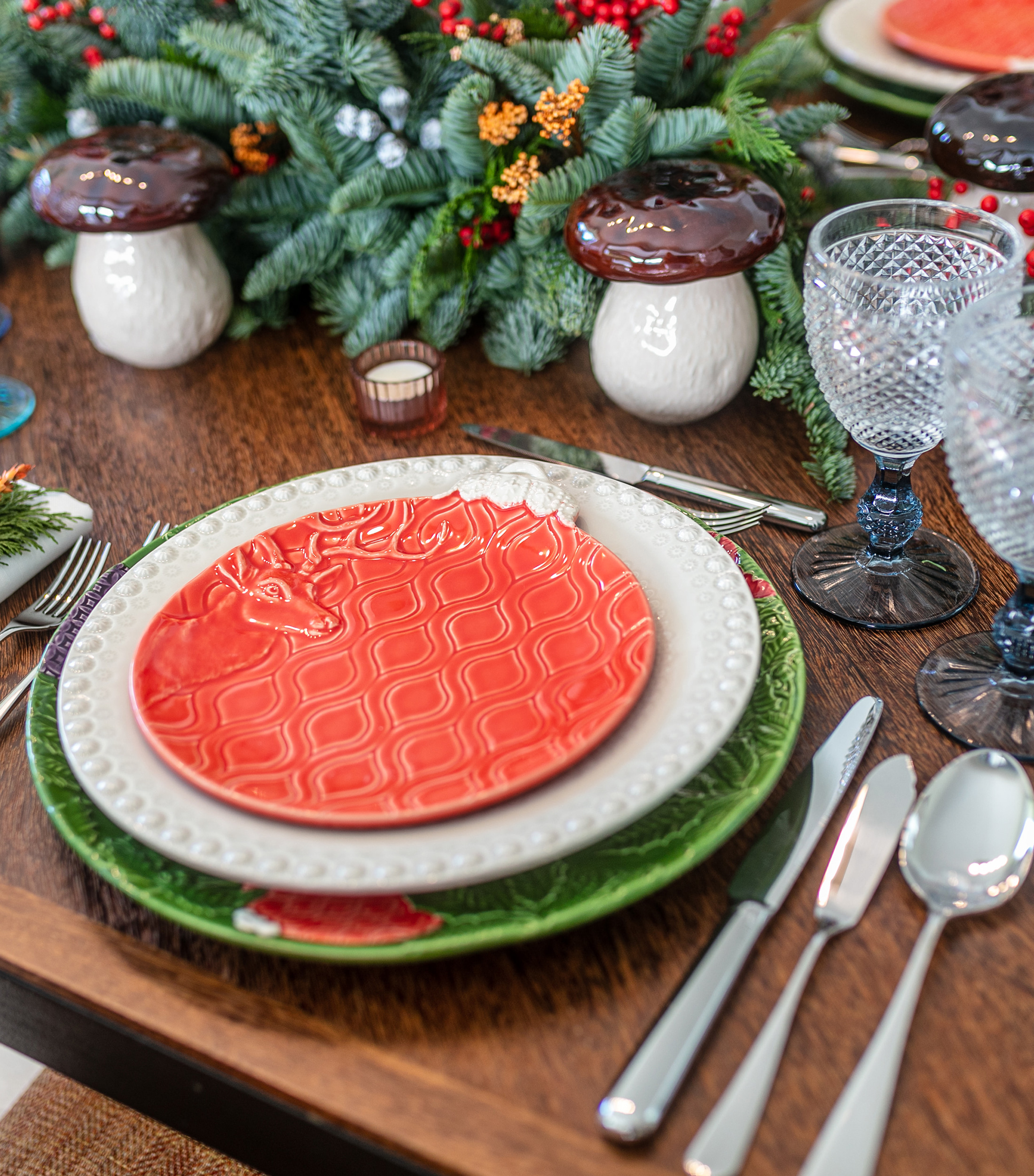 Plato marcador con esferas de navidad
