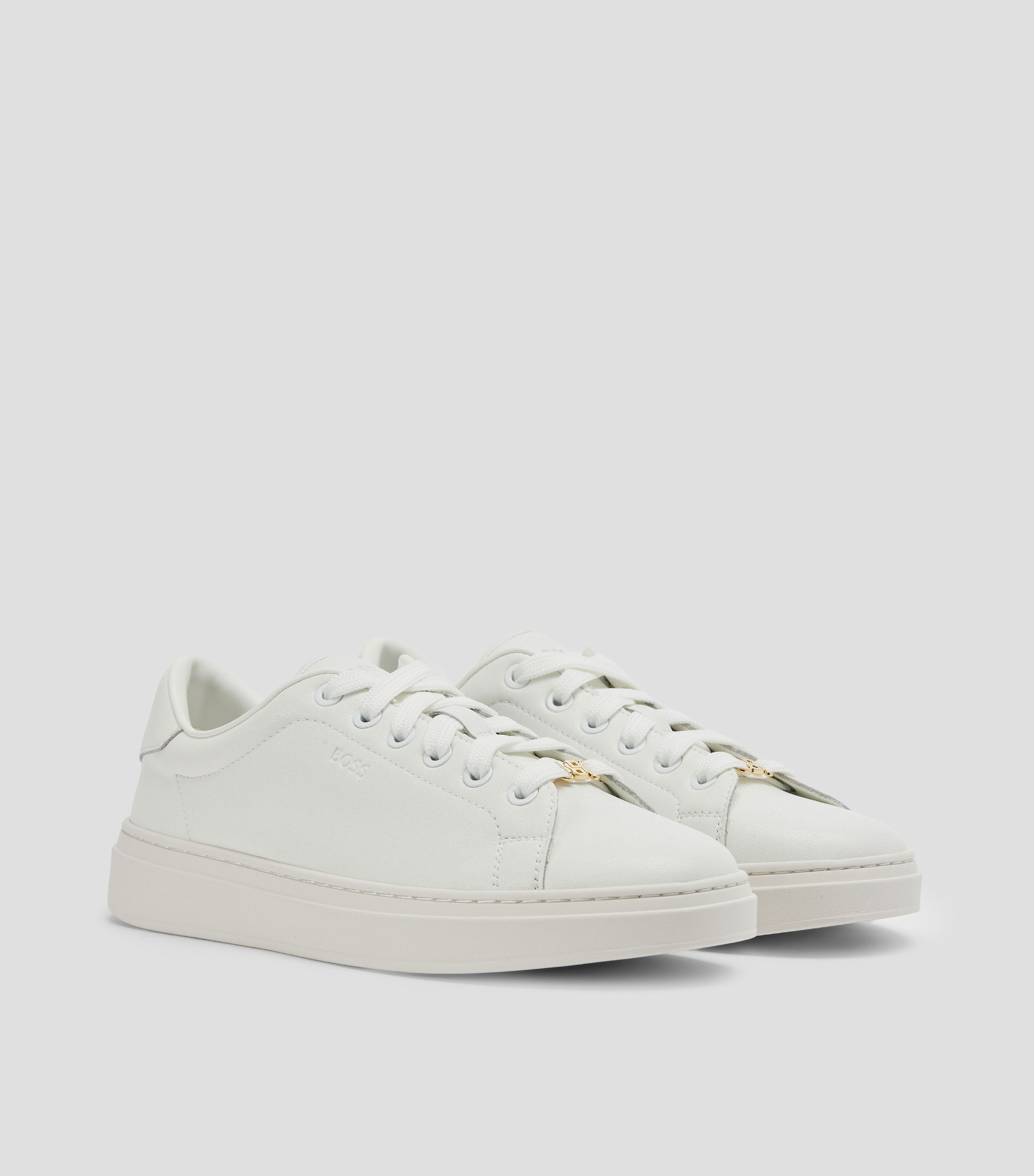 Tenis de piel con logos en relieve Mujer