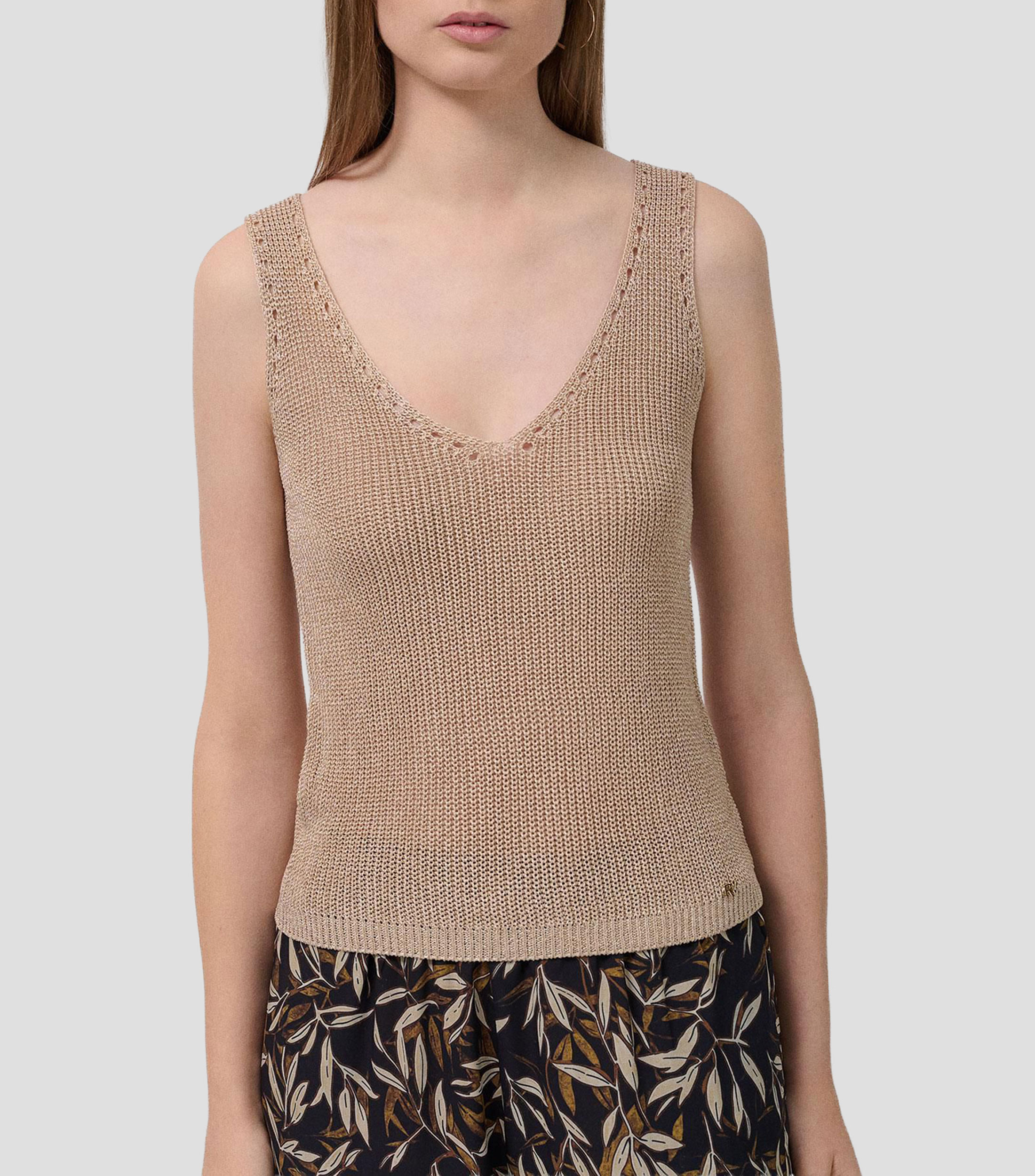 Playera cuello V sin mangas lisa Mujer