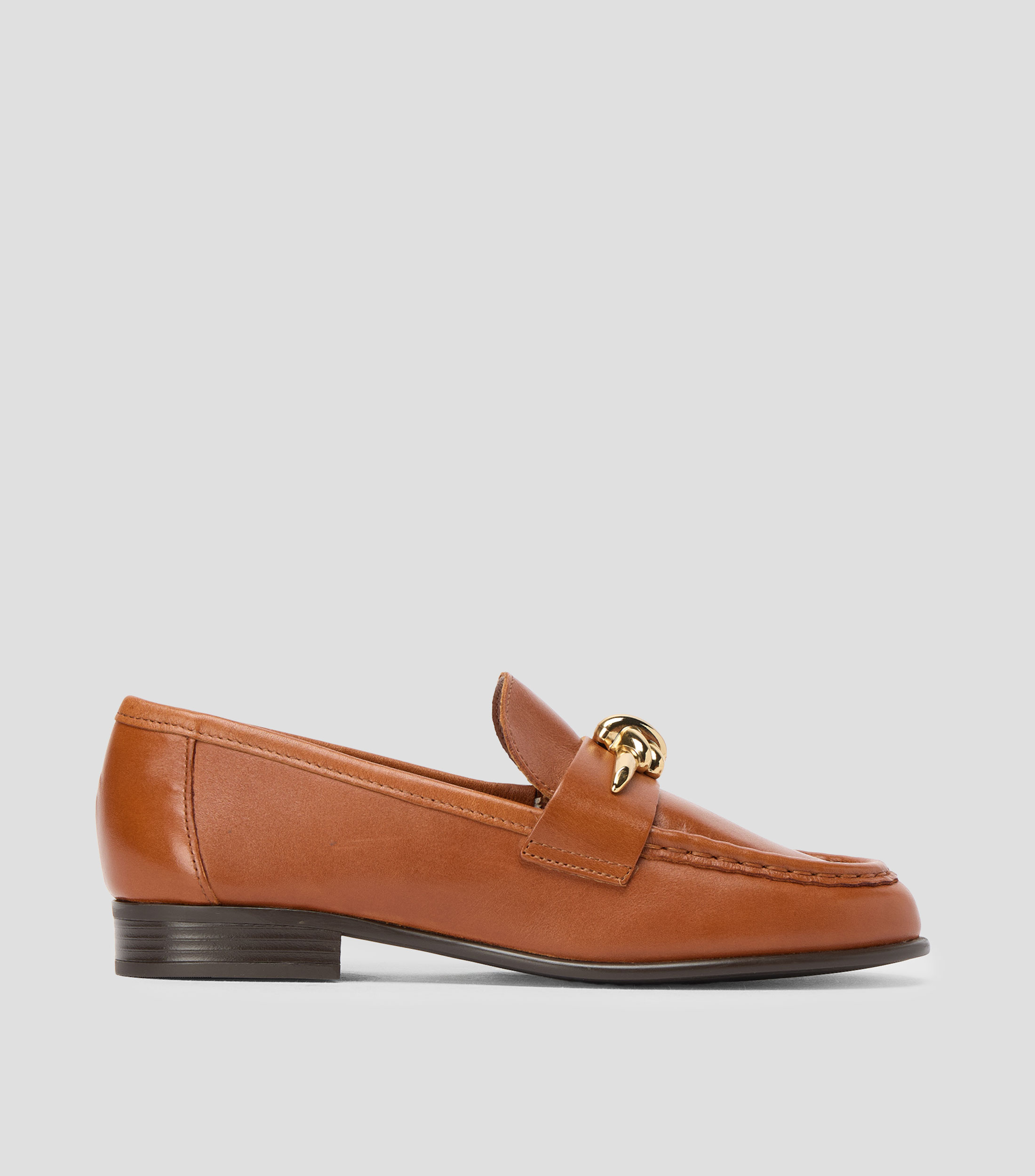 Mocasines planos en piel con detalle metálico Mujer