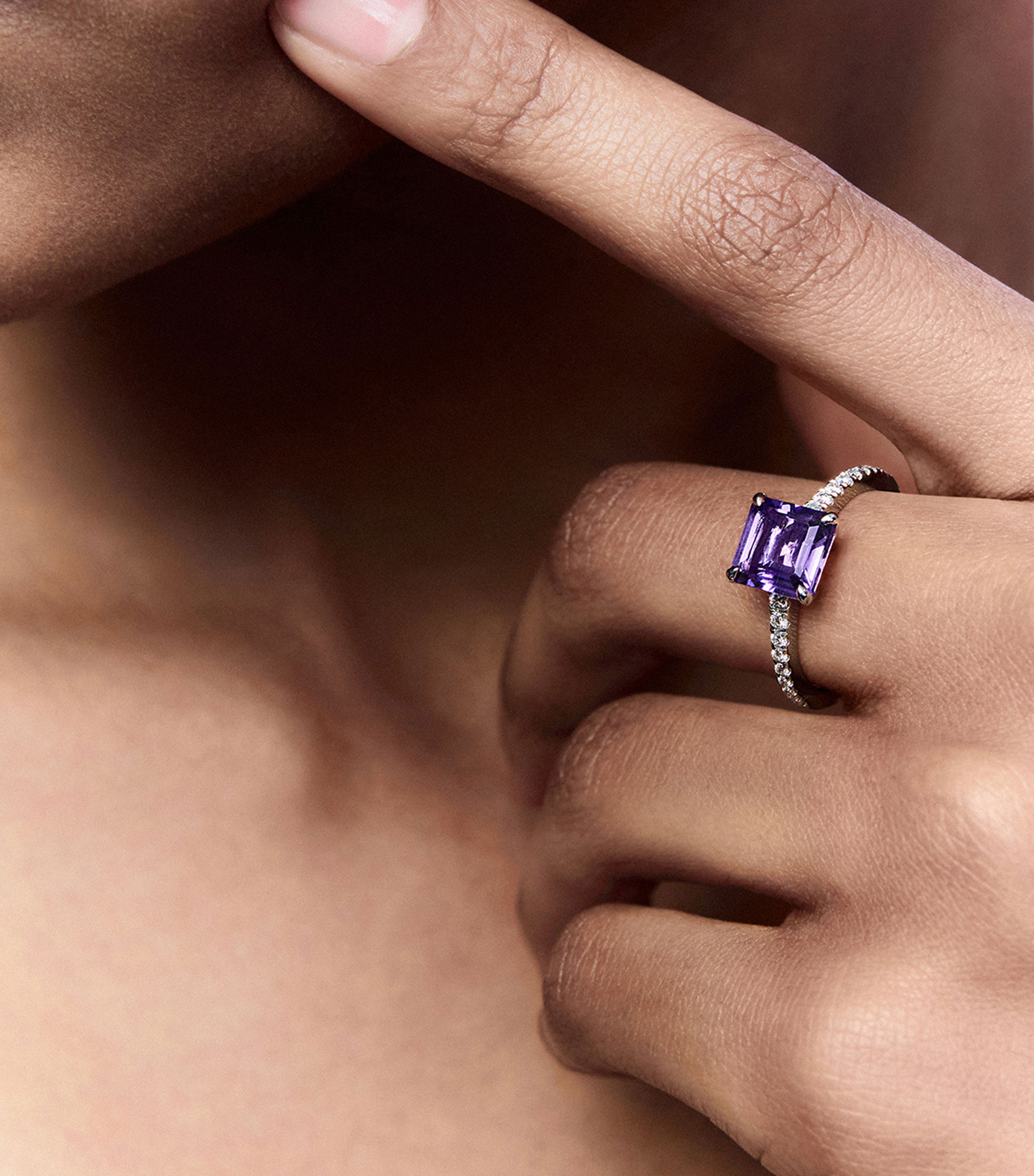 Anillo en oro blanco de 18 kilates con amatista y diamantes Mujer