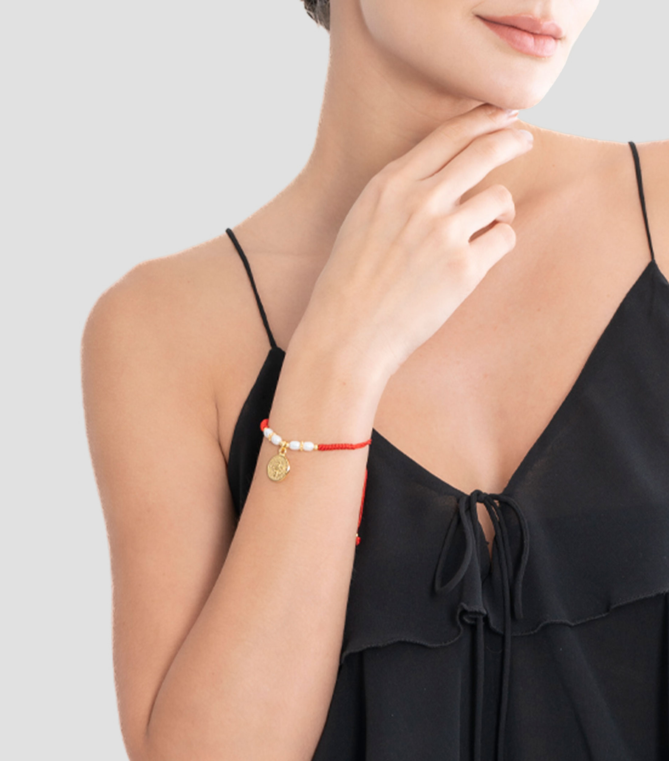 Pulsera roja con detalle de San Benito y perlas Mujer