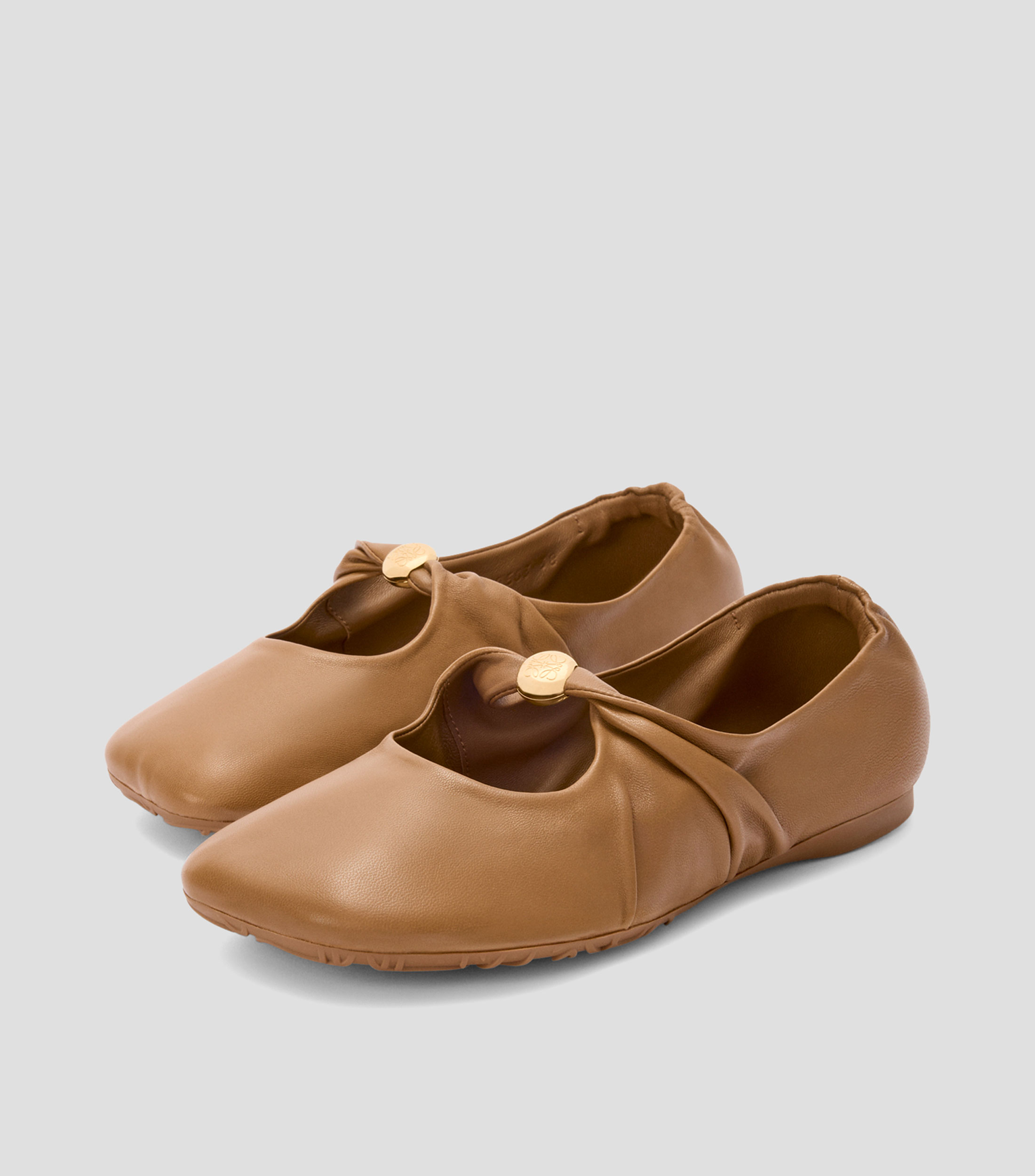Flats en piel con elemento metálico Mujer