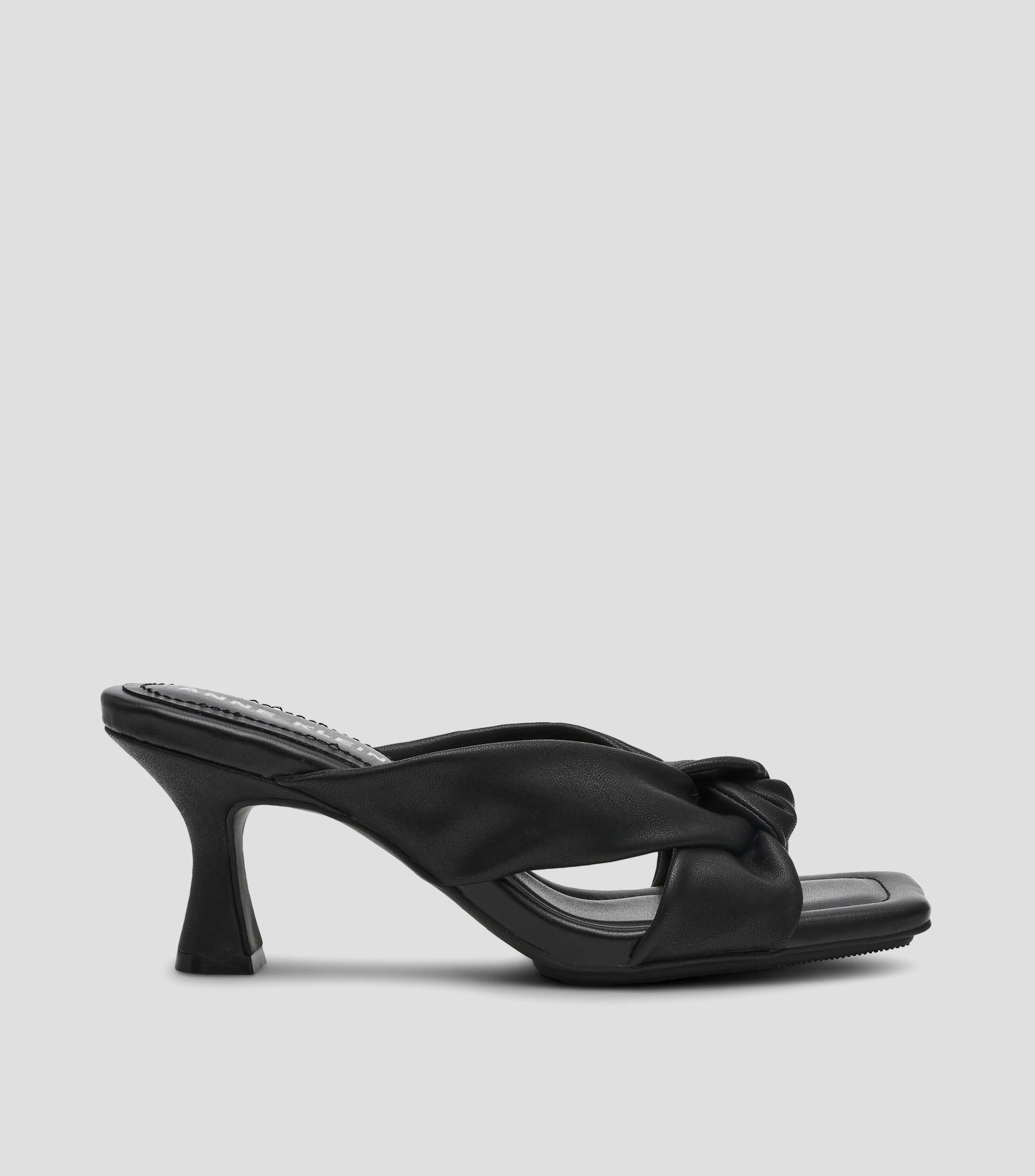 Sandalias con tacón bajo de aguja Mujer