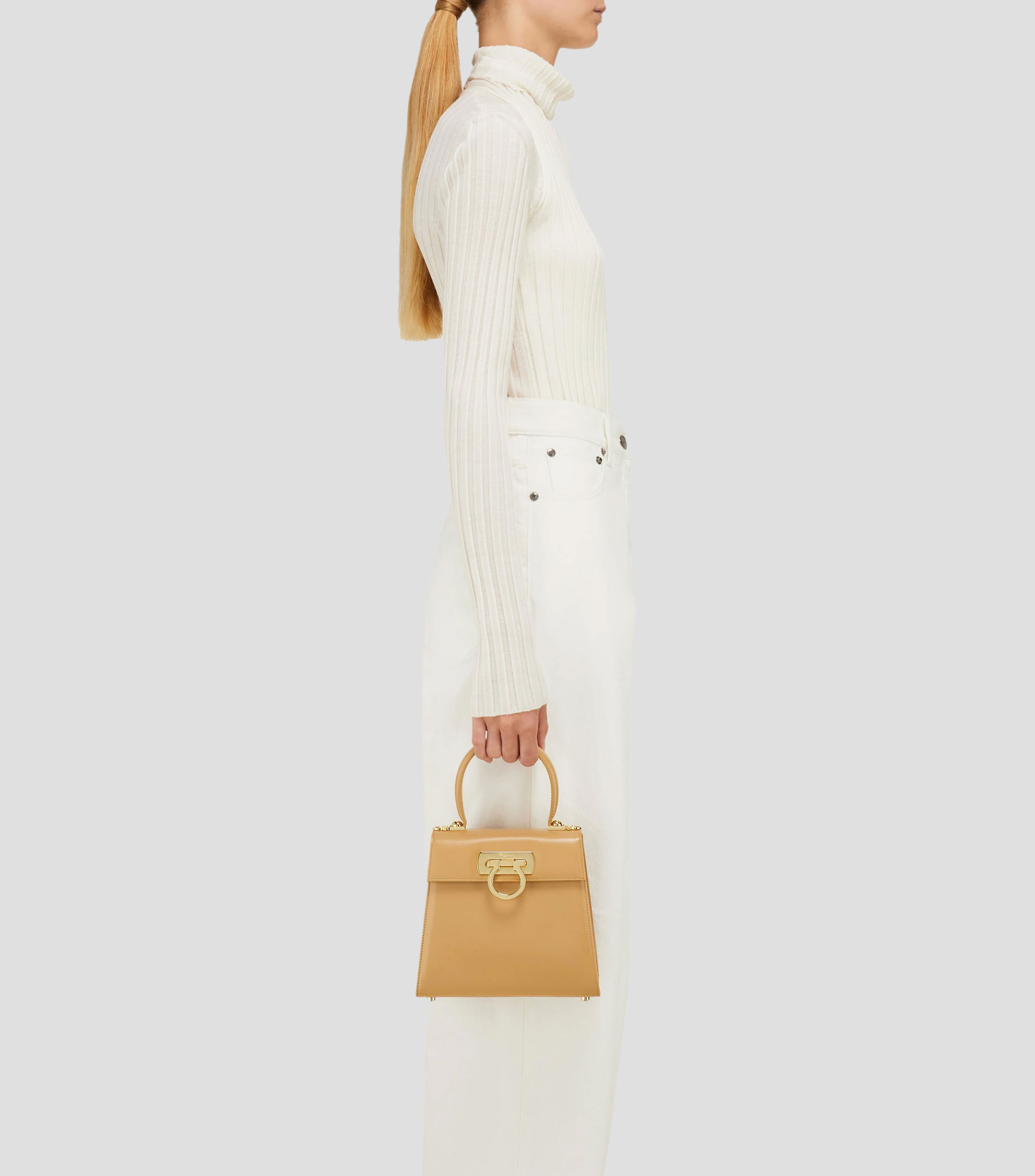 Bolsa Shoulder camel en piel Iconic Top café con Gancini