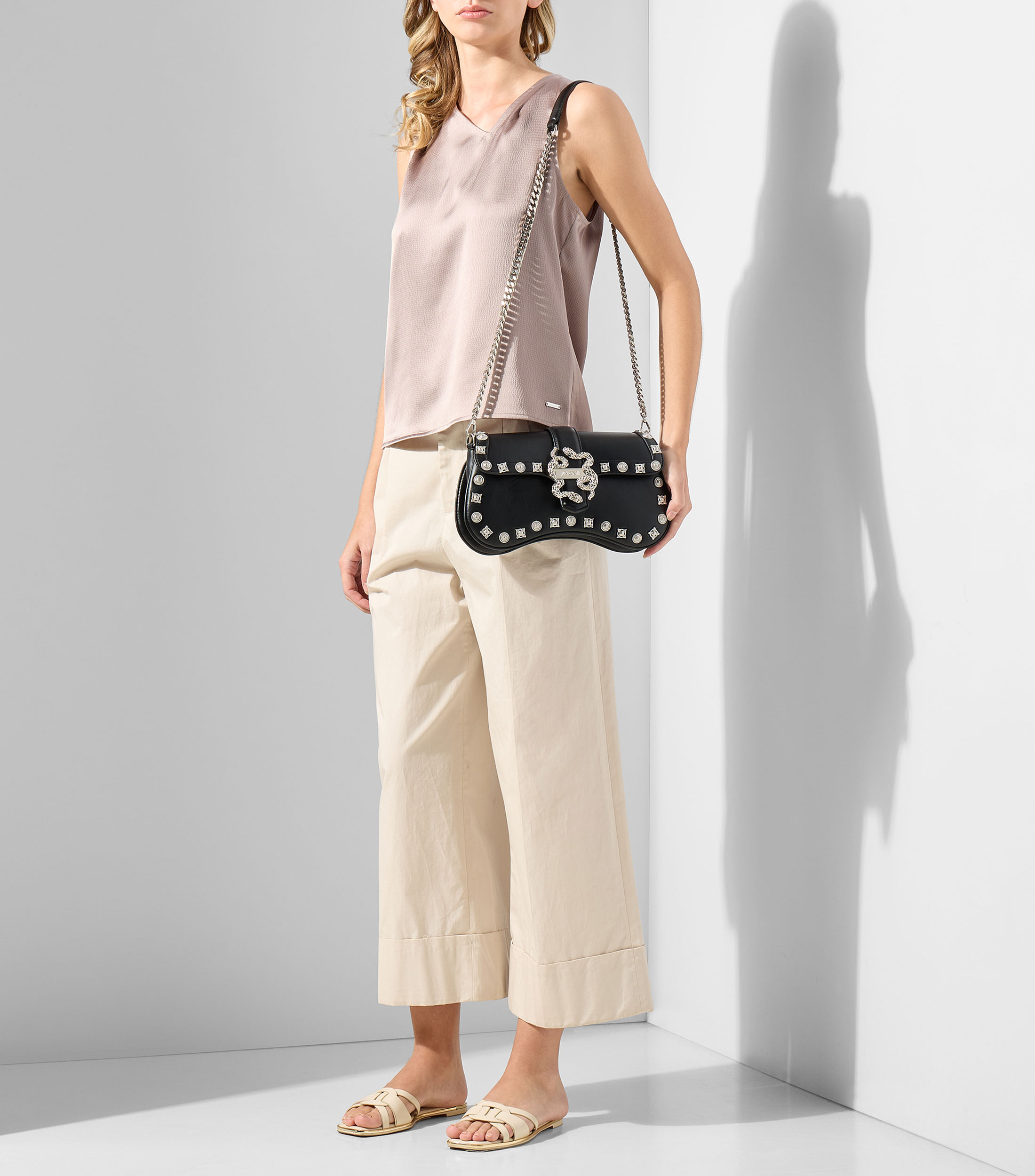Bolsa shoulder negra remaches Mujer